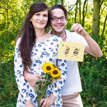 Mr. & Mrs. Panda Hinweisschild Hummeln mit Kleeblatt - Gelb Pastell - Geschenk, glücklich sein, Bien, (1 St)