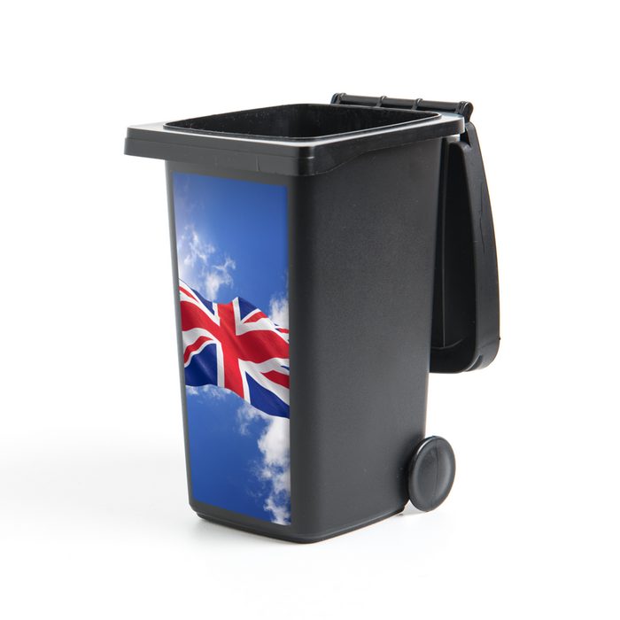 MuchoWow Wandsticker Die Flagge des Vereinigten Königreichs weht am Himmel (1 St) Mülleimer-aufkleber Mülltonne Sticker Container Abfalbehälter