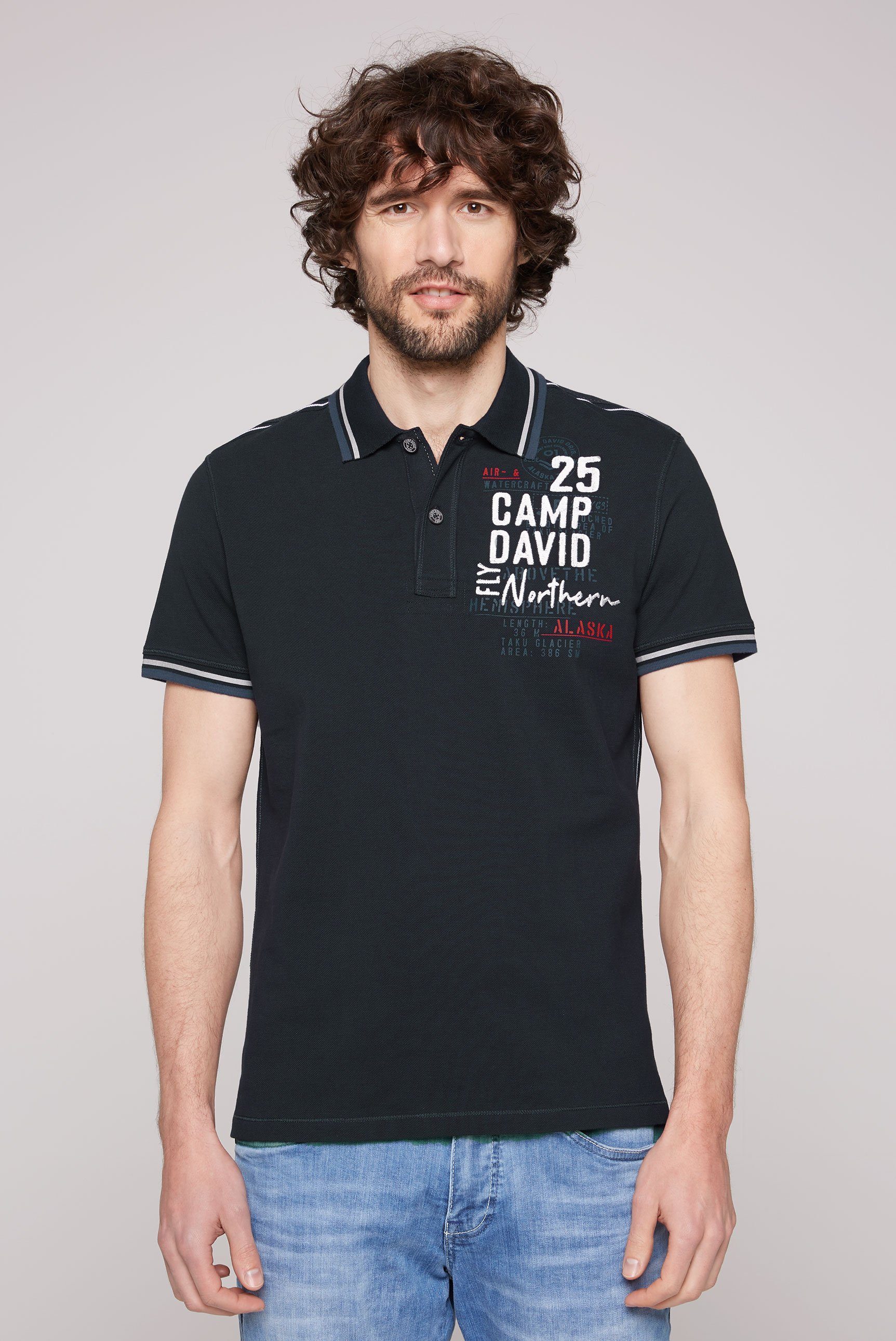CAMP DAVID Poloshirt mit Label-Applikationen, Tapes auf den Schultern und  längere Rückenpartie innen mit bedrucktem Saum-Tape