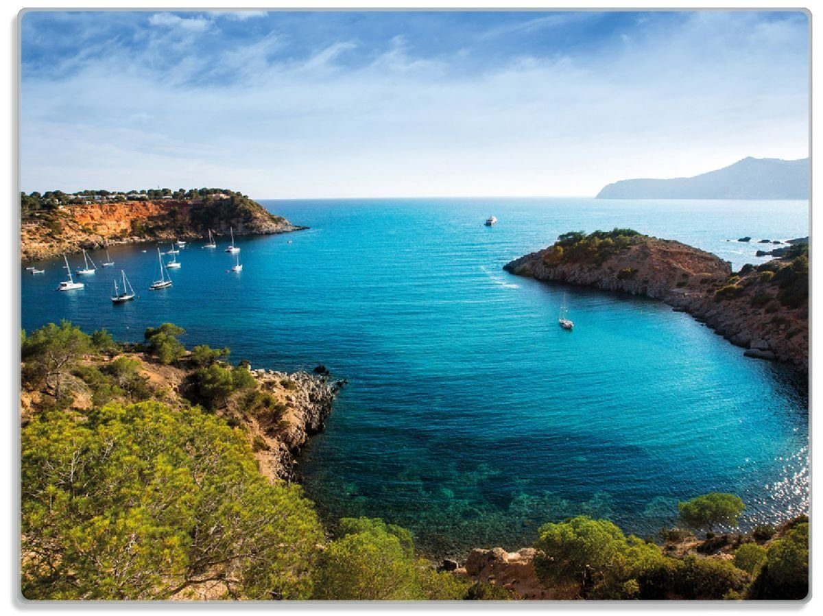 Wallario Schneidebrett Ibiza - Blick von einer Bucht aufs Meer, ESG-Sicherheitsglas, (inkl. rutschfester Gummifüße 4mm, 1-St), 30x40cm