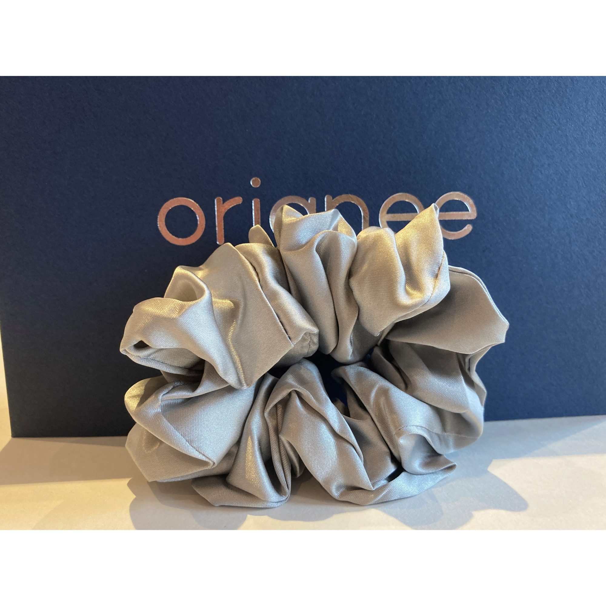 orignee Haargummi Seiden-Scrunchies 2er(1S+1L) – 100 % Seide, kein Knick, 2-tlg., Kein Knick in den Haaren. Weniger Haarbruch und Reizschäden.