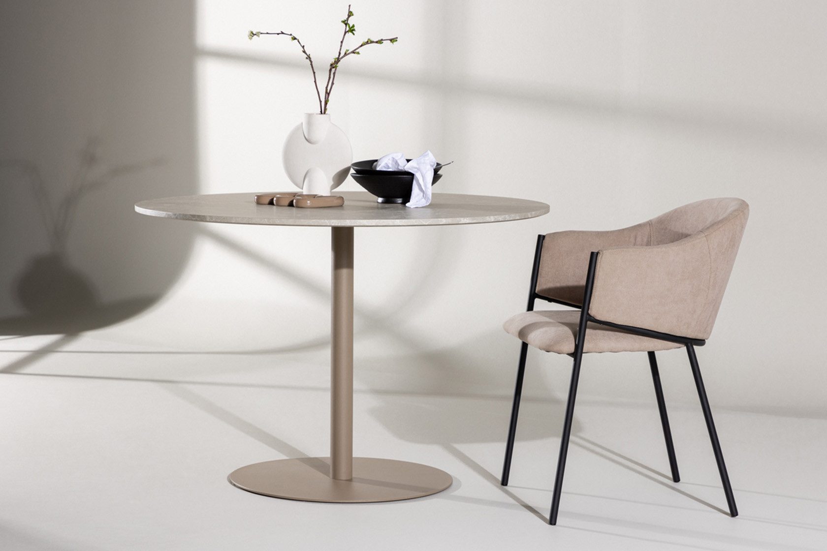 BOURGH Esstisch LYCKE Esszimmertisch Ø110cm - runder Esstisch in beige Marmor Optik, in modernem Design