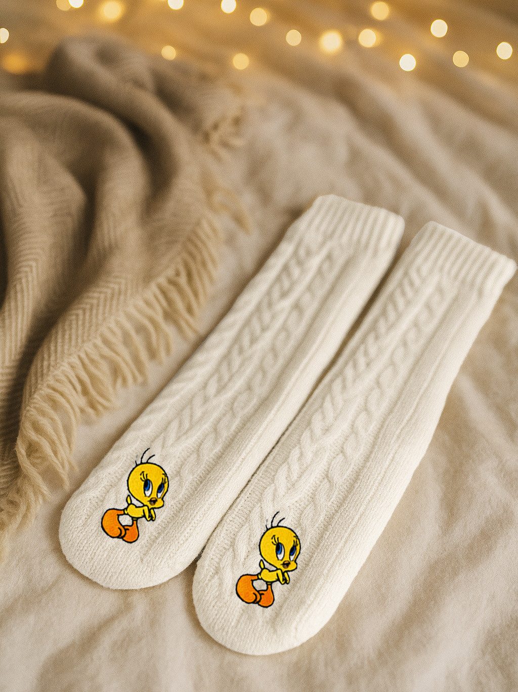 United Labels® Haussocken Looney Tunes Tweety Hüttensocken Strick Haussocken Kuschelsocken