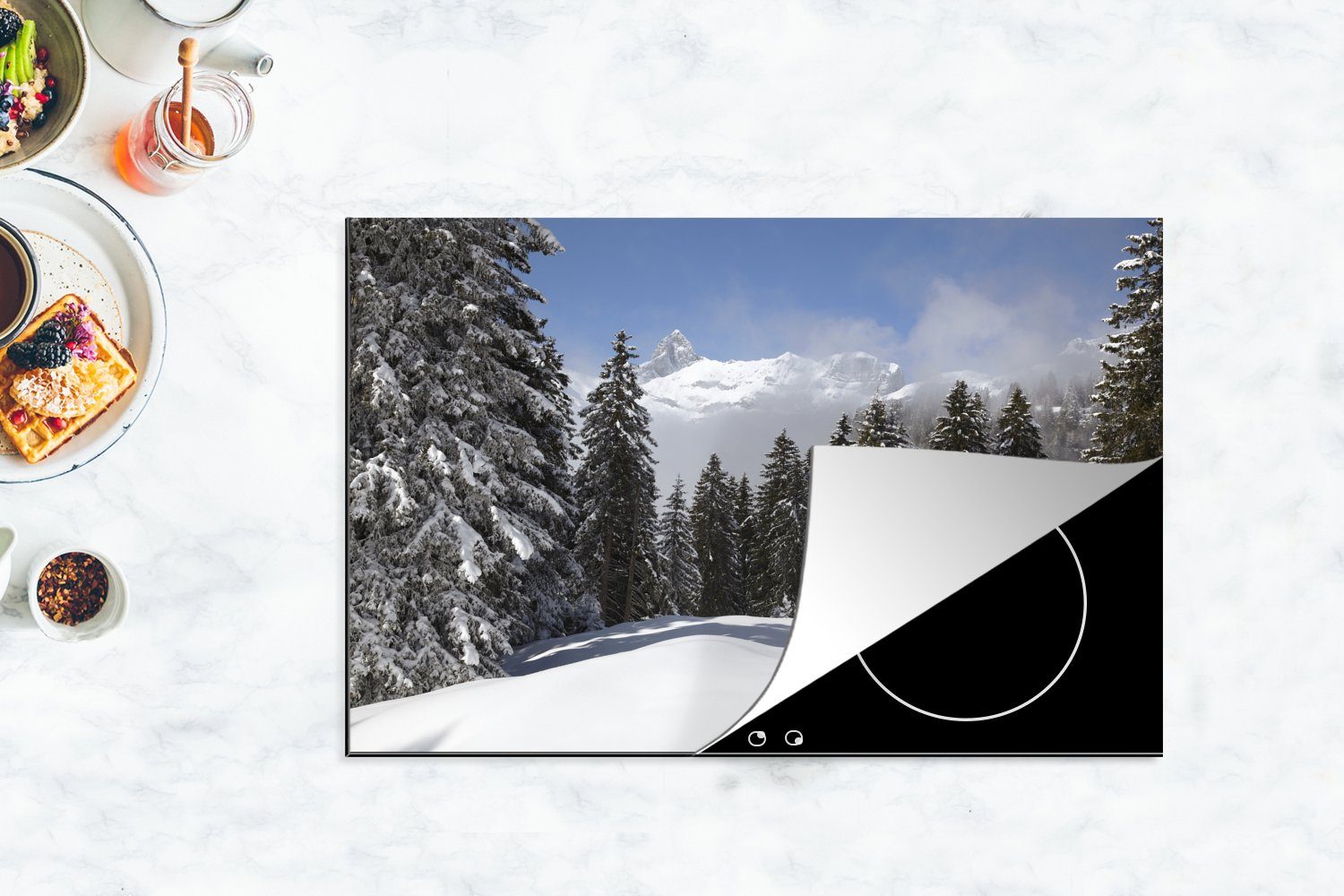 MuchoWow Vinyl, Schutz (1 Die schneebedeckten Ceranfeldabdeckung für Induktionskochfeld eine schaffen in küche, 81x52 tlg), Bergen cm, Bäume die den weihnachtliche, Herdblende-/Abdeckplatte