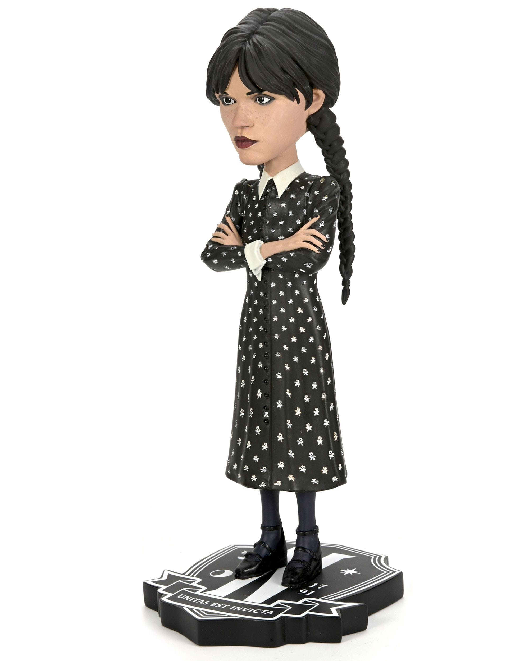 NECA Dekofigur Wednesday Head Knocker Wackelkopf-Figur Wednesday Addams 21 cm (1 St), aus hochwertigem Resin gefertigt