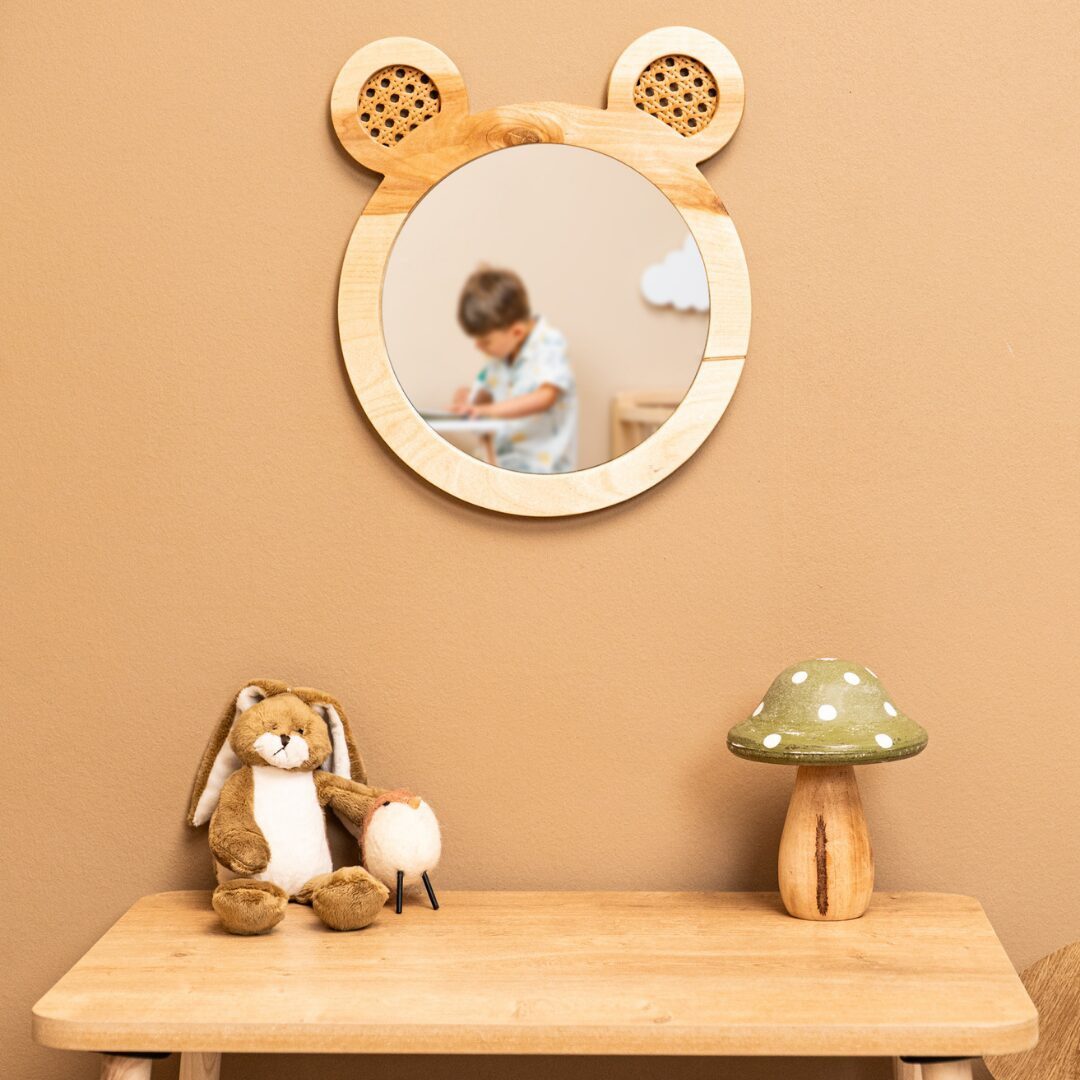COZYCOLLECTIONS Babyspiegel Bären-Spiegel Ø30 cm, Naturholz/Rattan, Montessori-Boho (Wandspiegel / Dekospiegel (1-teilig), 1-St., 1 Spiegel (Bärenform) inkl. Montageset), Montessori: bruchsicherer Spiegel stärkt Selbstwahrnehmung
