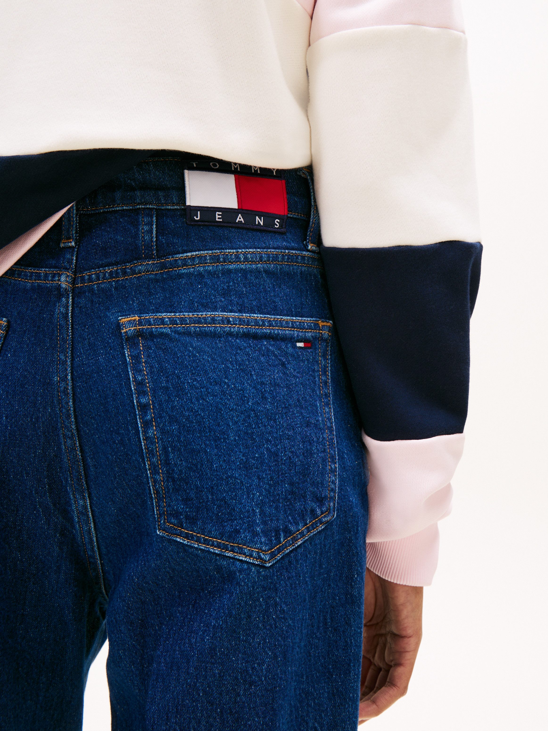 Tommy Jeans Mom-Jeans MOM JEAN UH TPR mit Logo-Stickereien, in knöchelfreier Länge