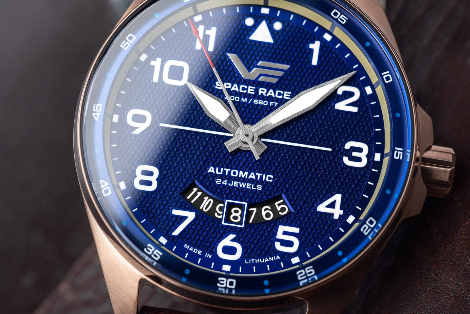 Vostok Europe Automatikuhr Space Race 325B746-B, 47 mm – Herrenuhr mit blauem Zifferblatt, & Milanaise-Edelstahlband