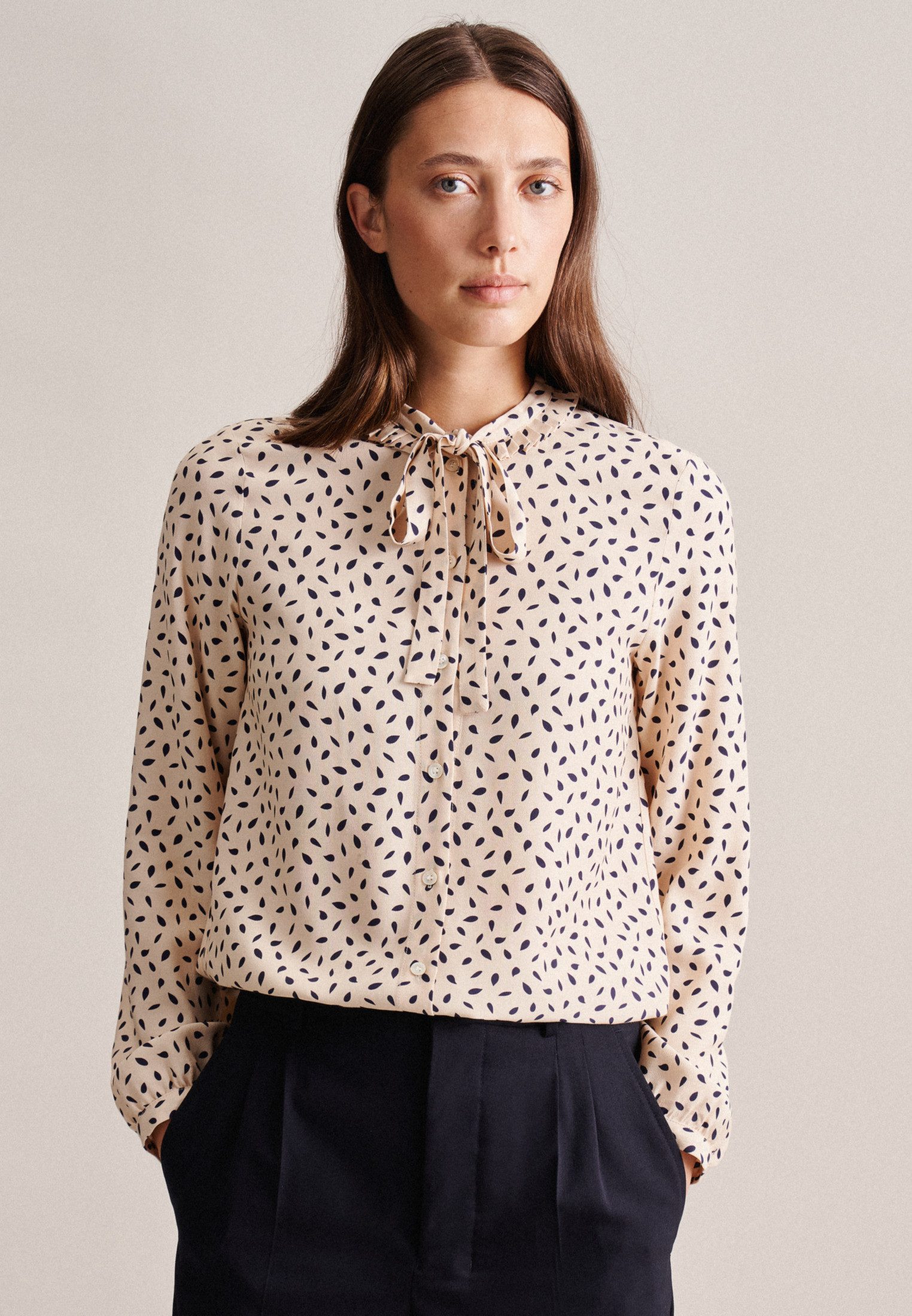 Klassische Bluse Schwarze Rose