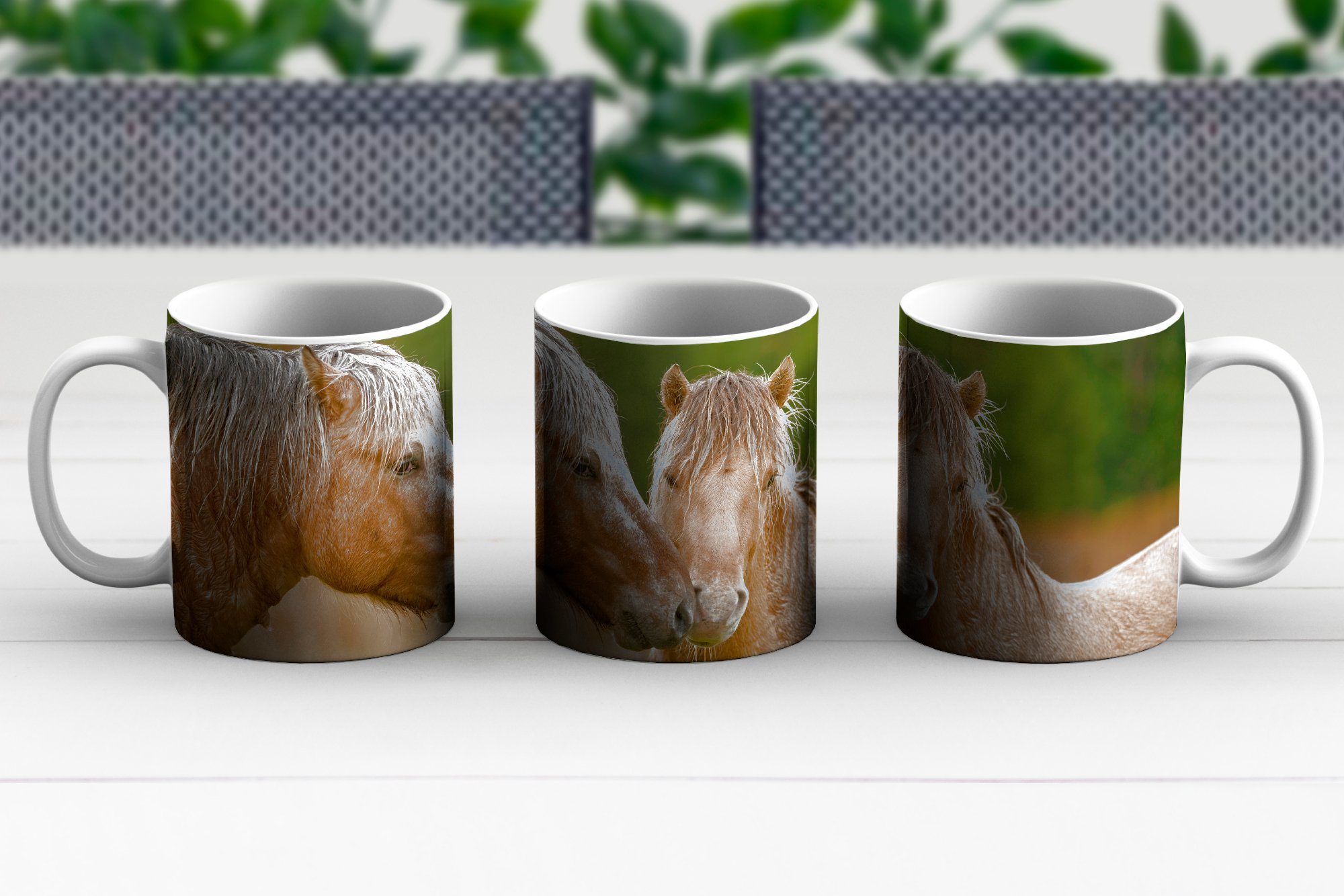 Becher, Teetasse, kuschelnden Teetasse, Kaffeetassen, Keramik, Fjordpferden, von MuchoWow Nahaufnahme Tasse Geschenk