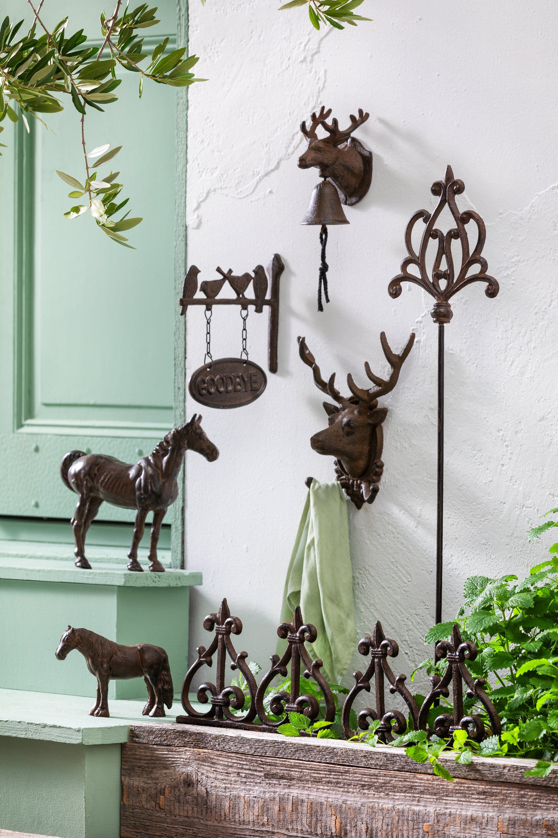 Dehner Gartenfigur Glocke mit Hirsch, 8.5 x 10 x 17 cm, Gusseisen, nostalgi günstig online kaufen