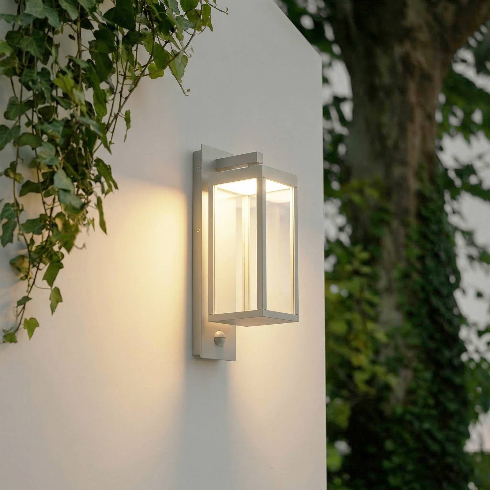 Lucande Außen-Wandleuchte Ferdinand, LED, Metall, Alu warmweiß IP54mit Bewegungsmelder, LED 10,8 W gesamt, warmweiß