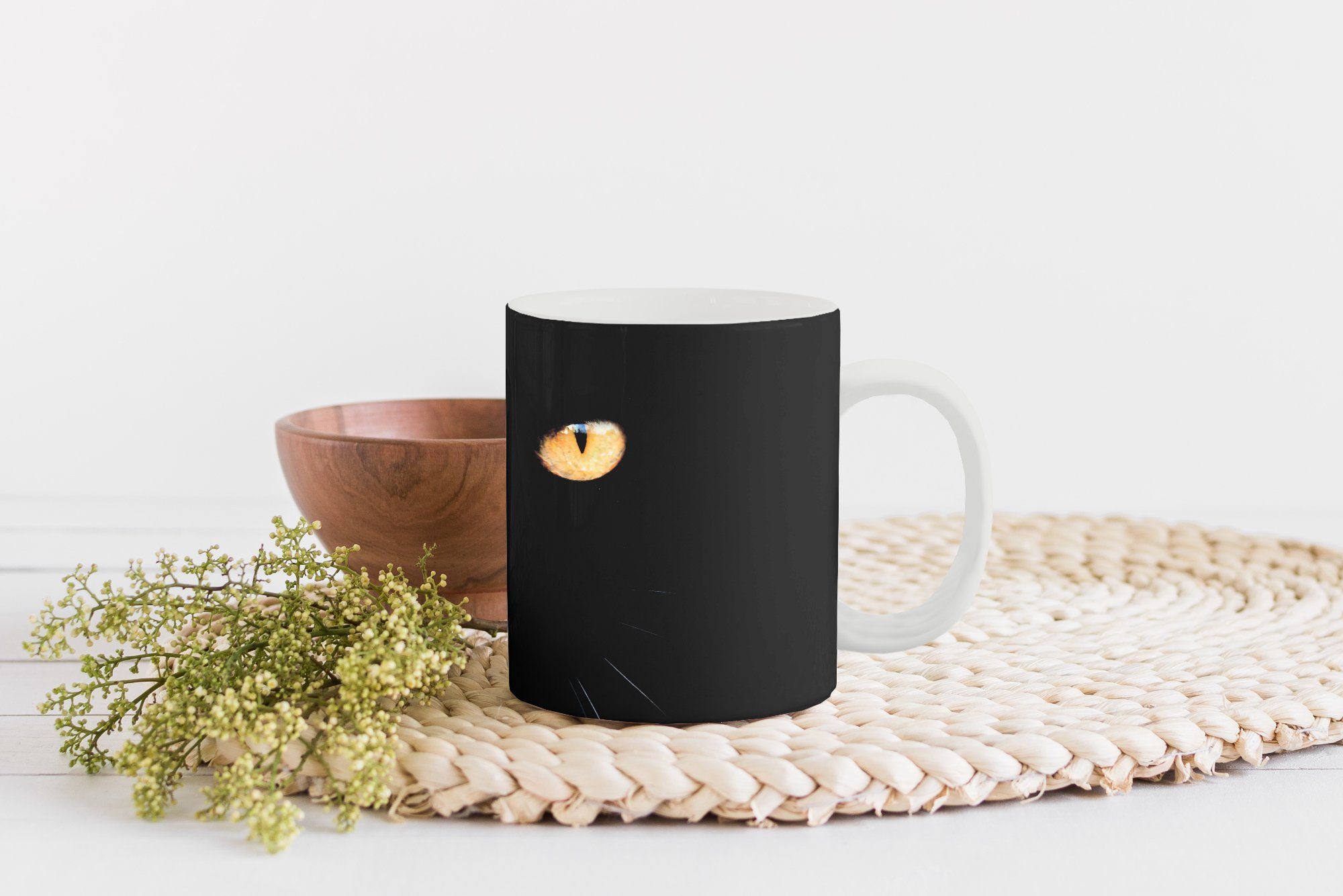 einer Tasse MuchoWow Kaffeetassen, Keramik, Teetasse, Katze, Becher, Teetasse, Nahaufnahme Geschenk schwarzen