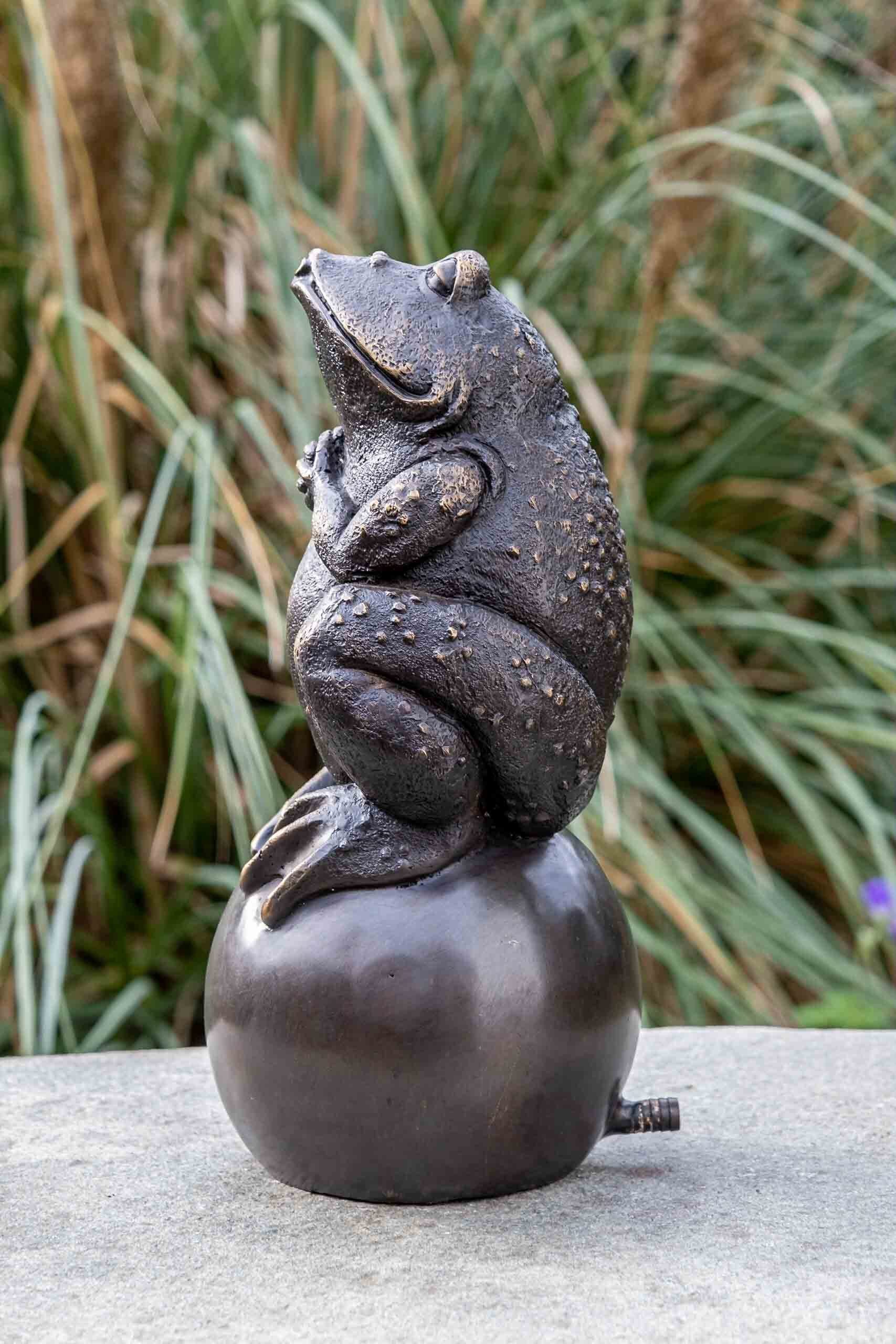 Modelle IDYL Kugel Bronze-Skulptur Frost, und patiniert. von Langlebig IDYL einer Hand gegen – und Regen Bronze Die in witterungsbeständig UV-Strahlung. Bronze sehr auf gegossen Wasserspeiend, Gartenfigur Wachsausschmelzverfahren Frosch werden – robust in –