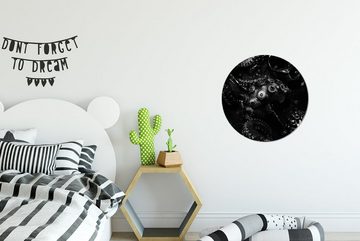 MuchoWow Wandsticker Nahaufnahme Oktopus auf schwarzem Hintergrund in schwarz und weiß (1 St), Tapetenkreis für Kinderzimmer, Tapetenaufkleber, Rund, Wohnzimmer