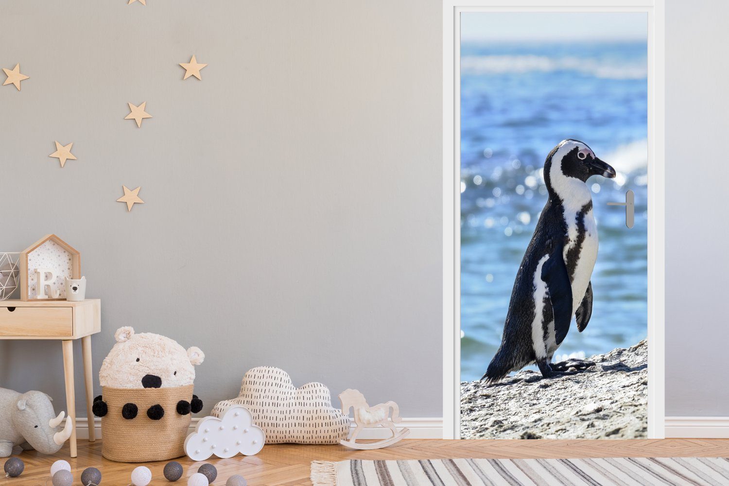 Fototapete Pinguin MuchoWow (1 St), 75x205 am Türtapete Tür, von bedruckt, cm Beach, für Strand Matt, Boulders Türaufkleber,