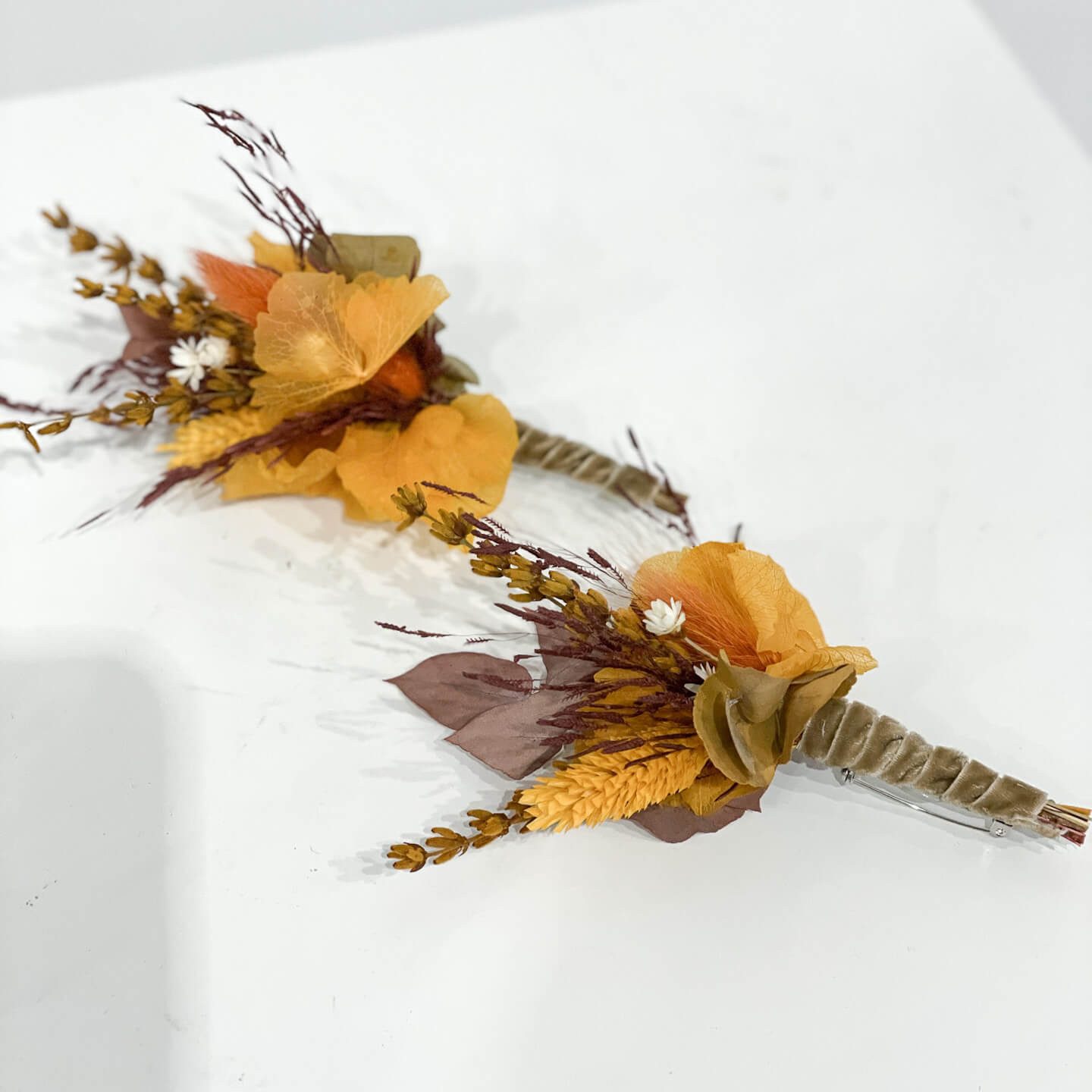 Trockenblume Indian Summer: Anstecker Bräutigam I Trauzeuge I Trockenblumen Distel, Lagurus, Eukalyptus, Schleierkraut, Farn, Glixia, LYKKE & You