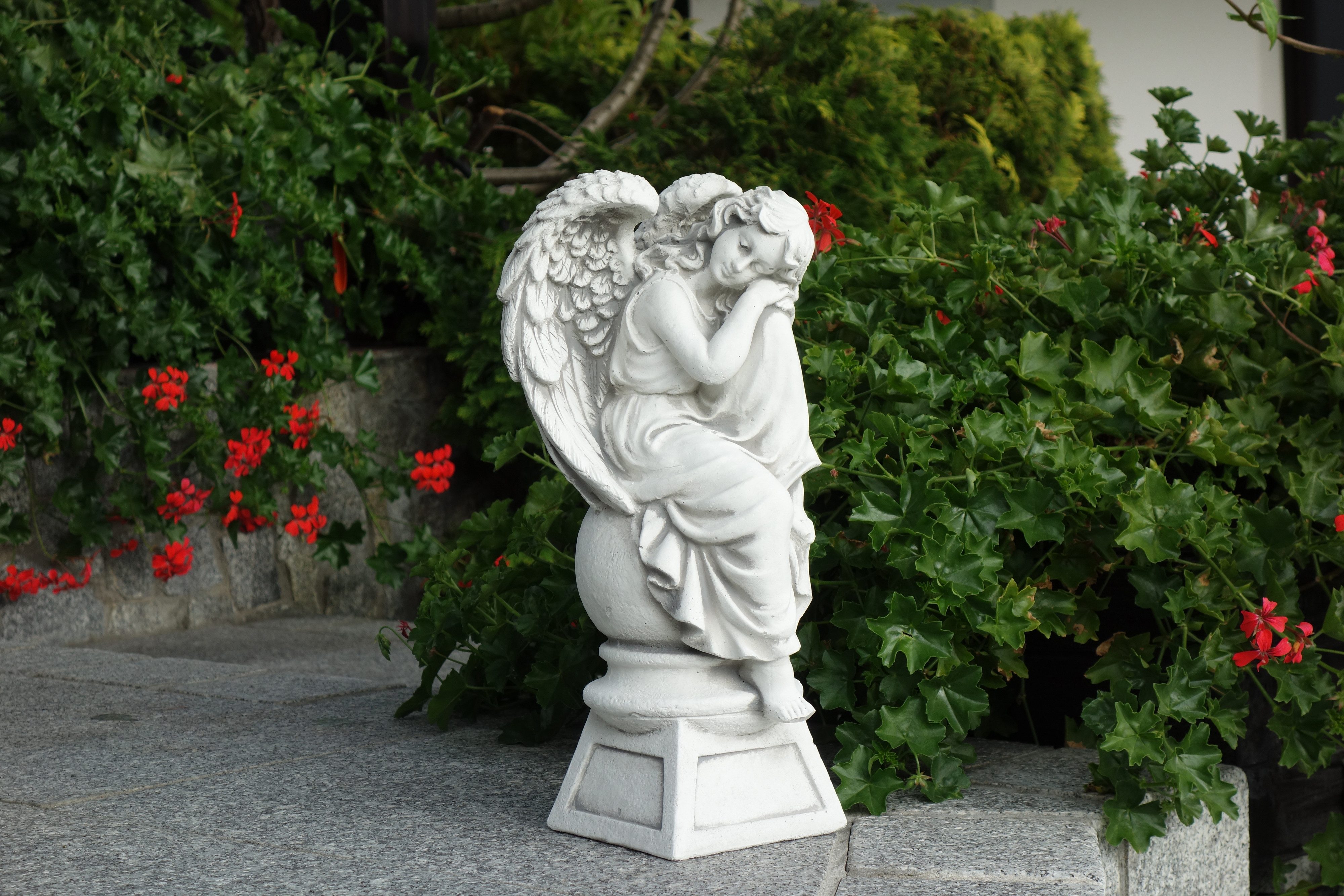 gartendekoparadies.de Gartenfigur Engel auf Podest, Steinfigur günstig online kaufen