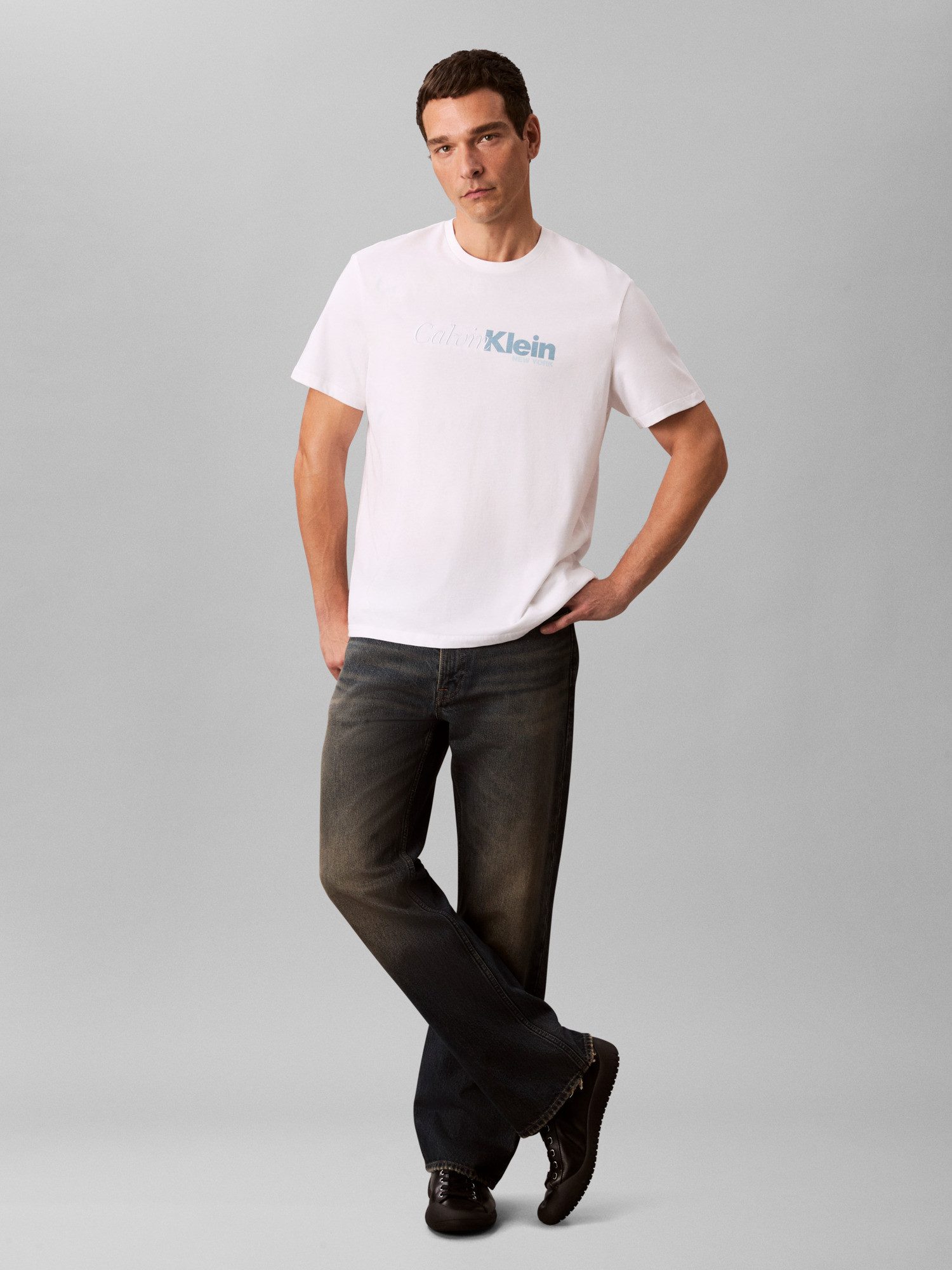 Calvin Klein Jeans T-Shirt SS 20S EU CALVIN CURSIVE GRAPHIC Mit Rundhalsausschnitt, regular fit – Bild 5 von 5