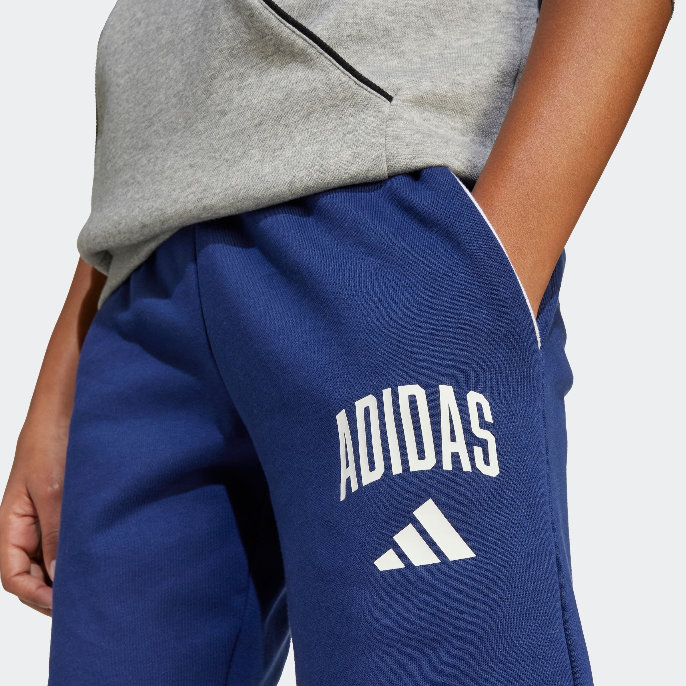 adidas Sportswear Shorts SEASONALS ESSENTIALS COLLEGIATE TYPOGRAPHY KIDS für Kinder und Teens, sportlicher Stil, aus Baumwolle und Polyester – Bild 4 von 5