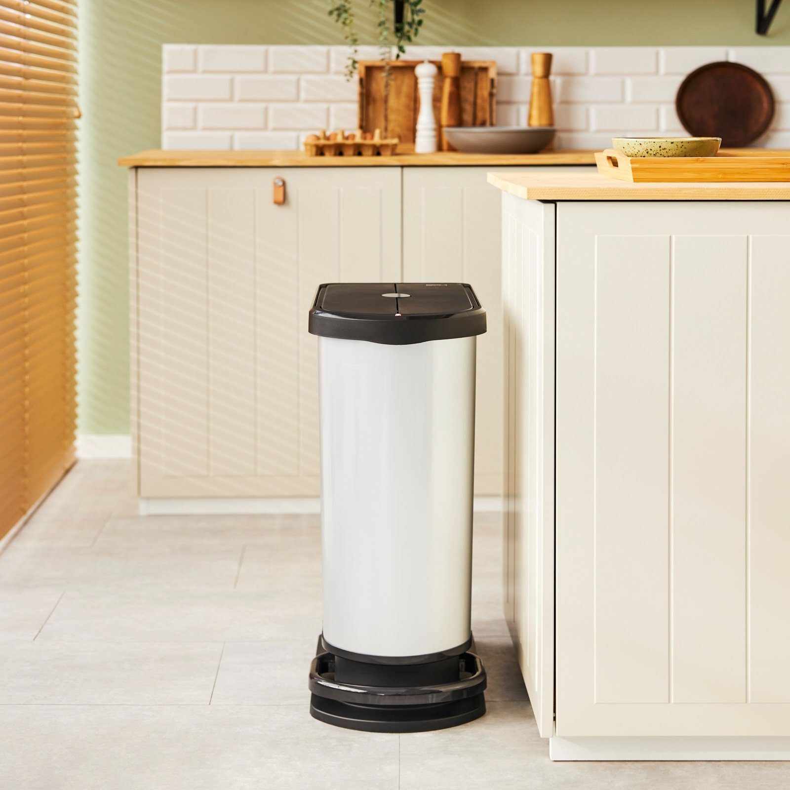 ROTHO Mülleimer Paso Treteimer 50l zur Mülltrennung mit Deckel und Pedal, Kunststoff, hergestellt in der Schweiz