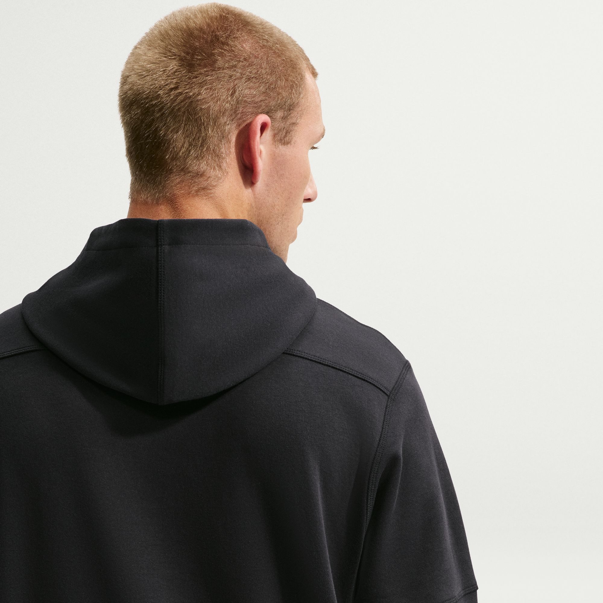 Nike Sportswear Kapuzensweatshirt M NK CLUB VARSITY HOODIE mit Kapuze, Langarm-Design, aus angerauter Sweatware