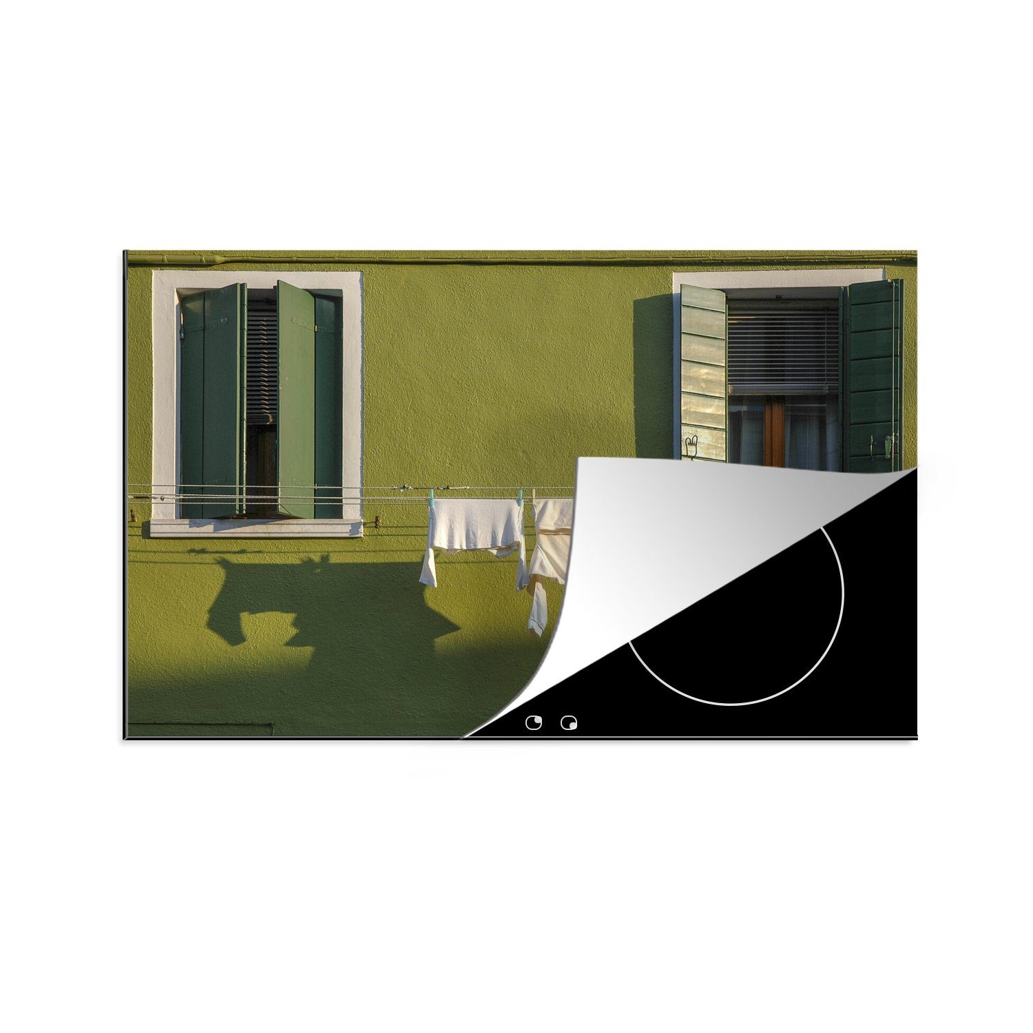 MuchoWow Herdblende-/Abdeckplatte Grüne Fensterläden mit Wäscheleine an der Wand, Vinyl, (1 tlg), 81x52 cm, Induktionskochfeld Schutz für die küche, Ceranfeldabdeckung