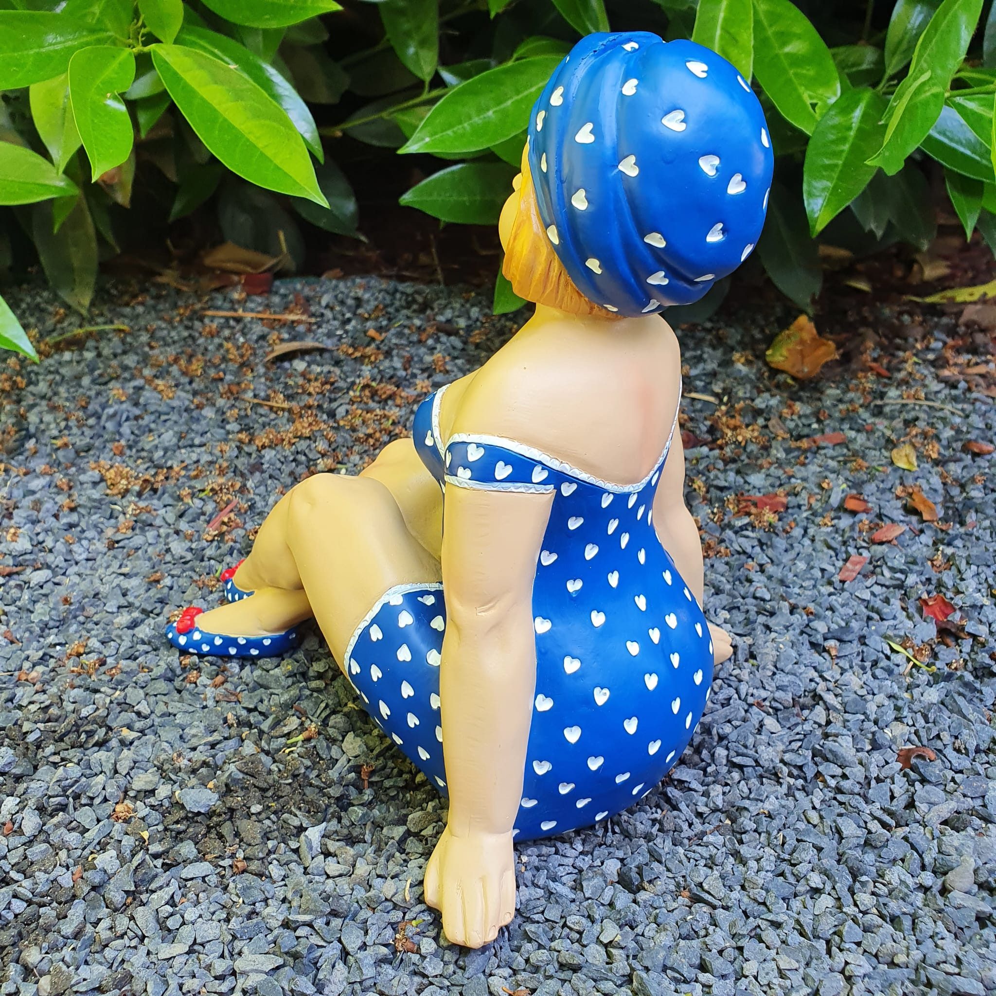 Aspinaworld Gartenfigur Badenixe Figur sitzend 20 cm blau mit Herzmuster – für Teichrand – Bild 4 von 4