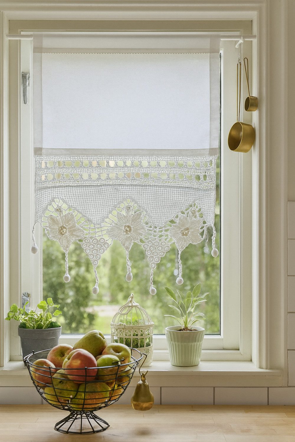 HOSSNER - ART OF HOME DECO Scheibengardine 35x45 cm (1 St), blickdicht, Baumwolle, handgehäkelt mit Stoffeinsatz und Bommeln