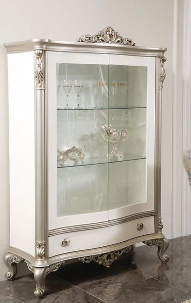 Casa Padrino Vitrine Luxus Barock Vitrine Weiß / Silber 124 x 54 x H. 198 cm - Edler Massivholz Vitrinenschrank mit 2 Glastüren und Schublade - Barock Möbel