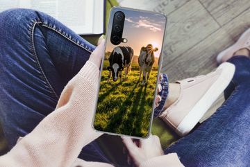 MuchoWow Handyhülle Kühe - Sonne - Gras - Tiere - Bauernhof, Phone Case, Handyhülle OnePlus Nord CE 5G, Silikon, Schutzhülle