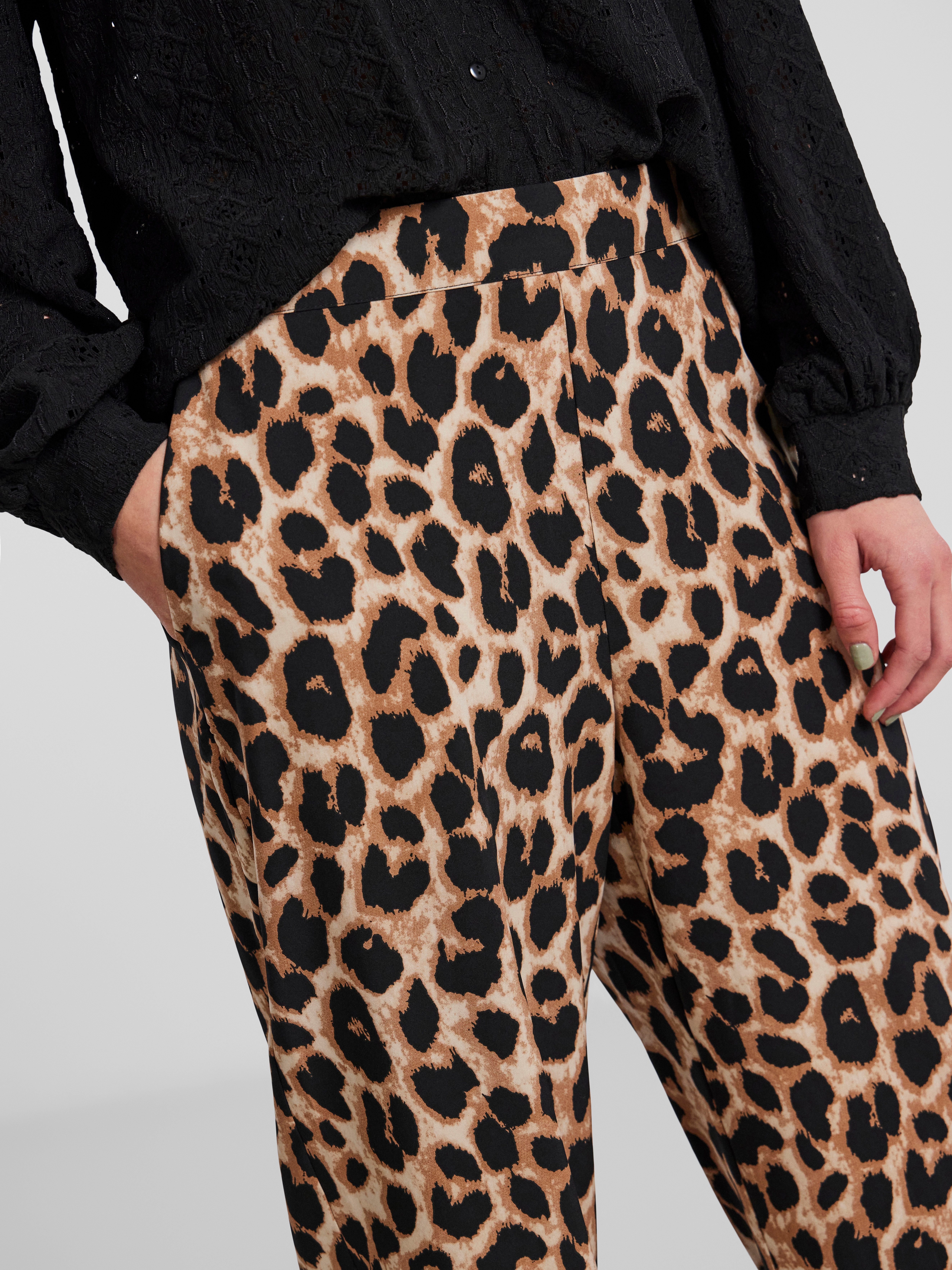 pieces Schlupfhose PCGURLA HW PANTS WVN NOOS BC mit Leo Muster