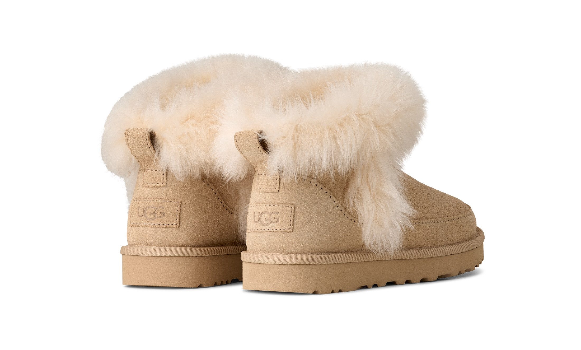 UGG Classic Ultra Mini Chalet Winterboots Ankleboots, Schlupfboots mit modischer Schaffell Verzierung