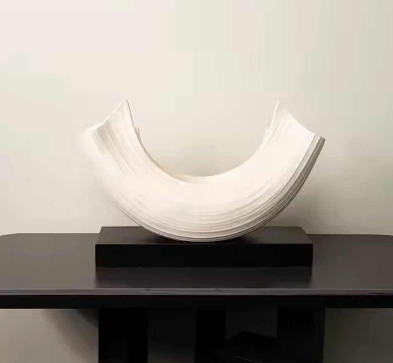 Dekofigur Elegante Bootsskulptur in Beige – Handgefertigte Resin-Deko