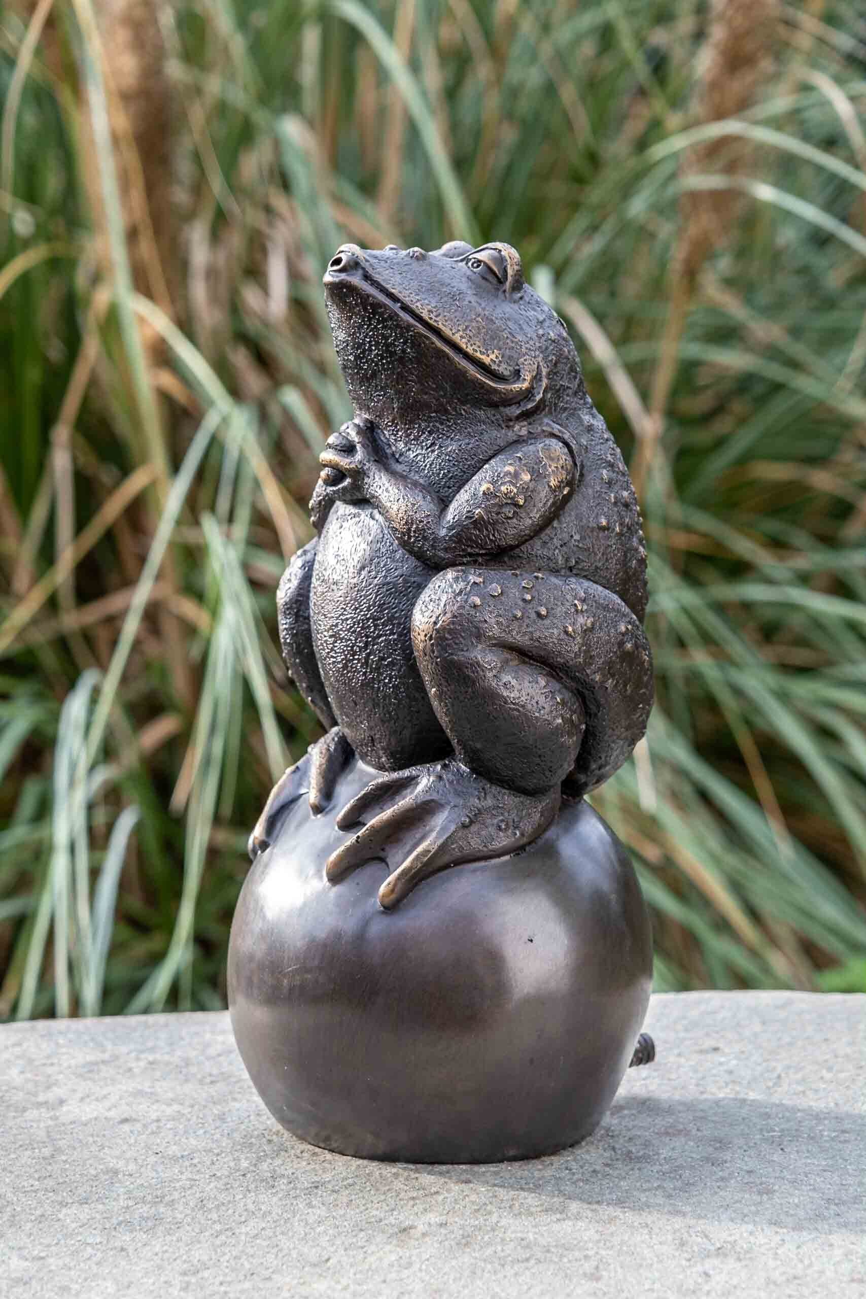 Modelle IDYL Kugel Bronze-Skulptur Frost, und patiniert. von Langlebig IDYL einer Hand gegen – und Regen Bronze Die in witterungsbeständig UV-Strahlung. Bronze sehr auf gegossen Wasserspeiend, Gartenfigur Wachsausschmelzverfahren Frosch werden – robust in –
