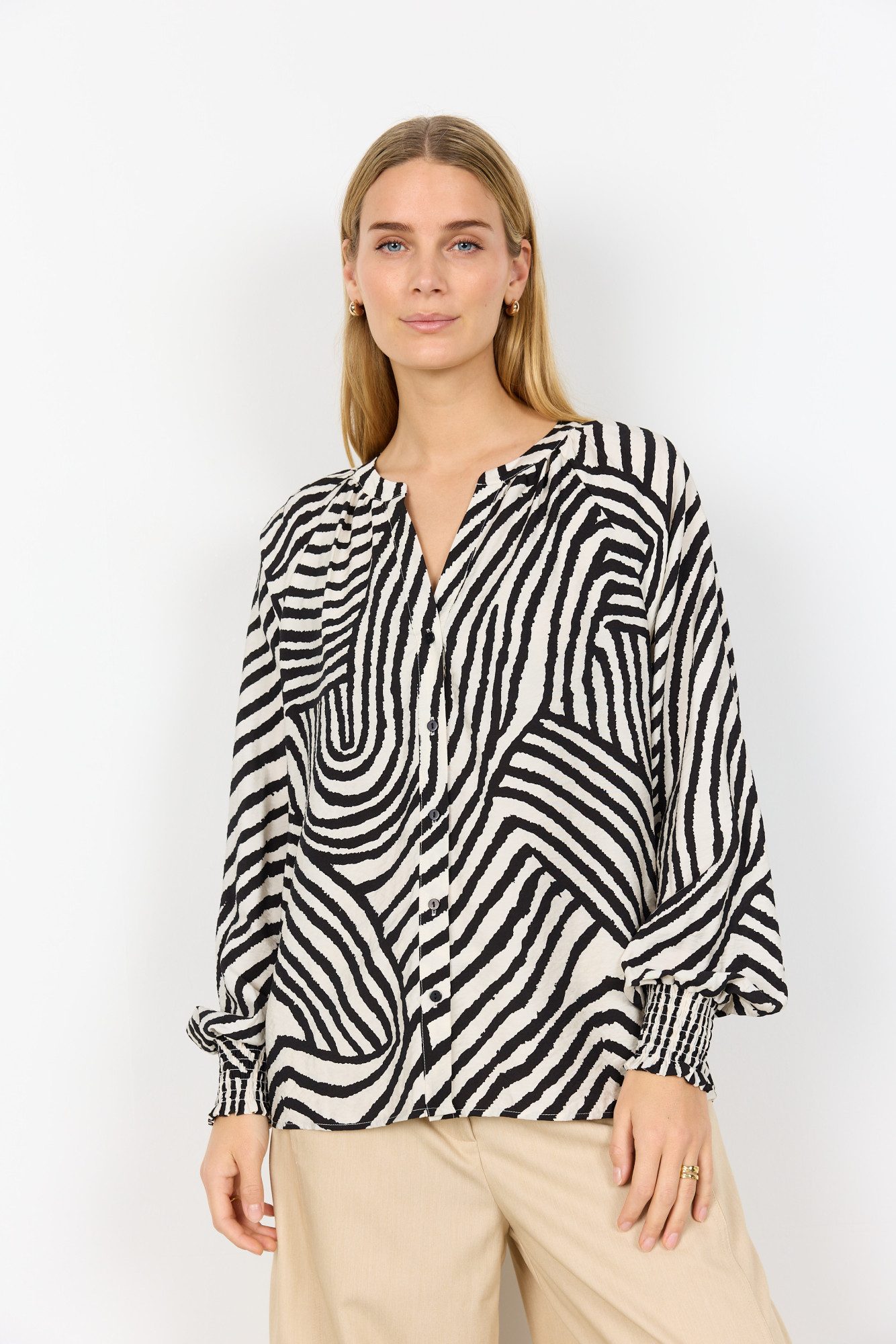 soyaconcept Druckbluse SC-BECCA 1 aus Viskosemischung, Regular Fit, mit V-Ausschnitt, bedruckt – Bild 2 von 5