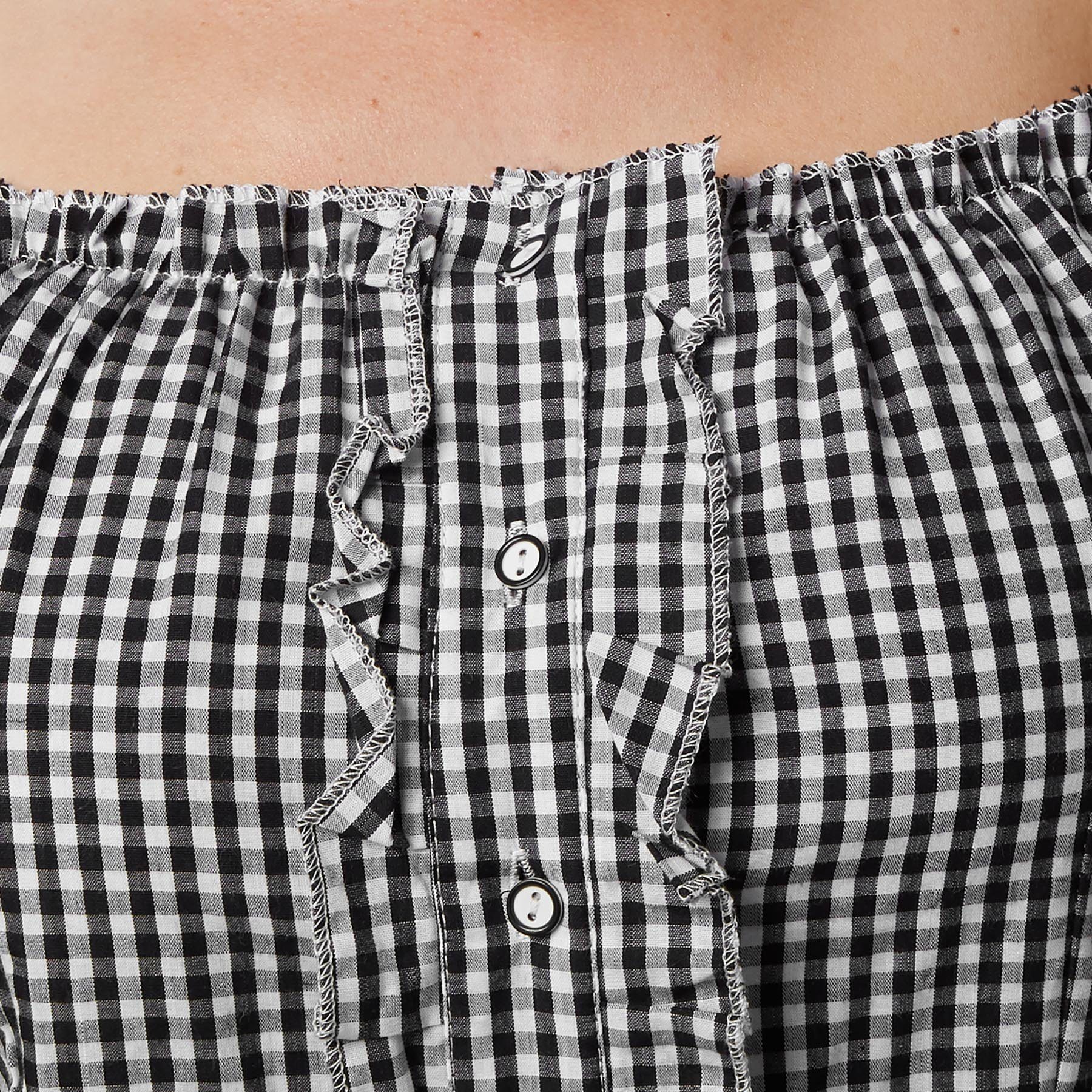 dressforfun Trachtenbluse Kurzärmelige Dirndlbluse aus reiner Baumwolle mit Carmen-Ausschnitt (Landhausbluse Stefferl, in schwarz/weiß) Rüschen-Knopfleiste, Rüc – Bild 3 von 5