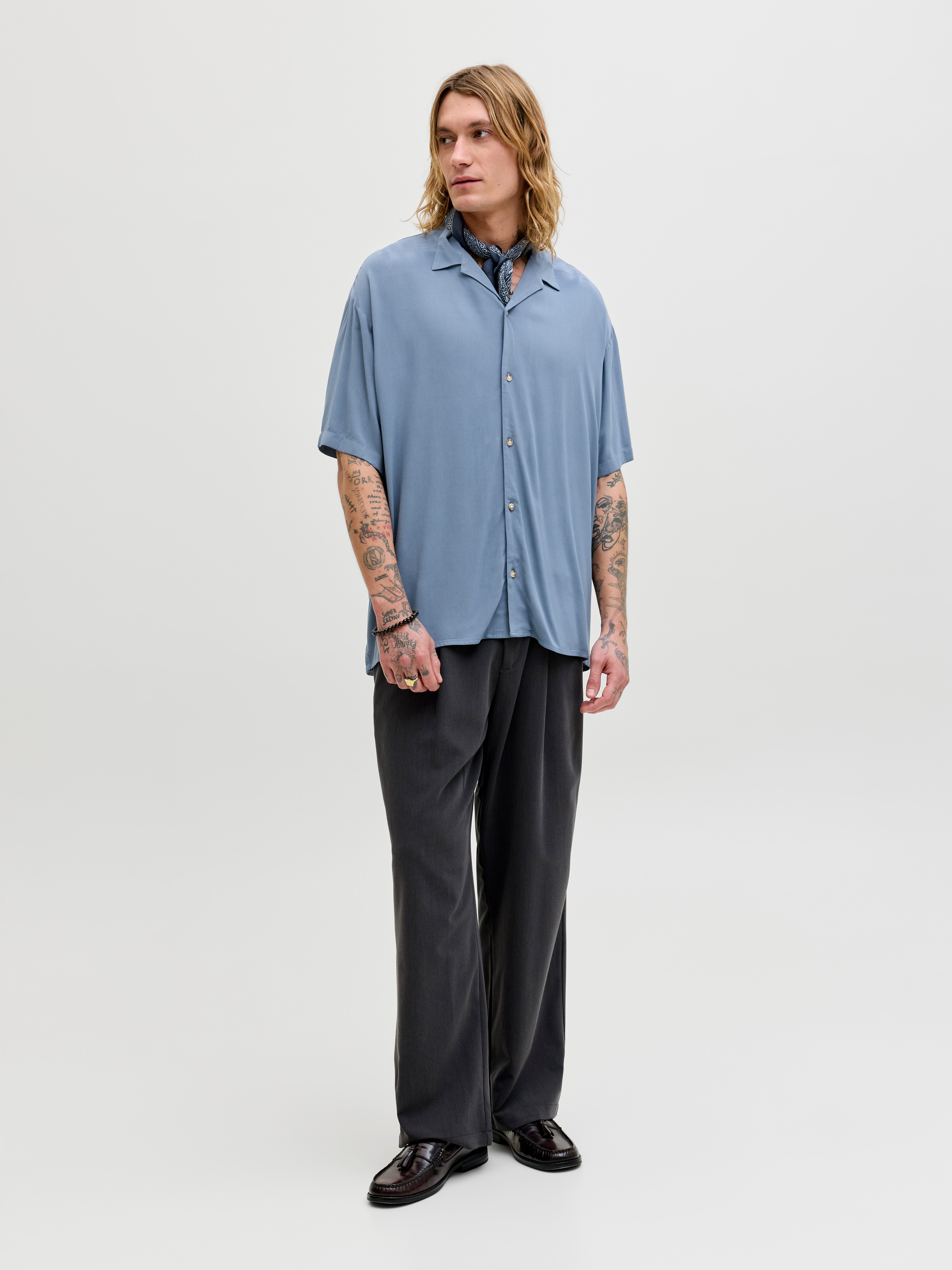Jack & Jones Kurzarmhemd JJEJEFF RESORT SOLID SHIRT SS SN Viskose, loose fit – Bild 4 von 5