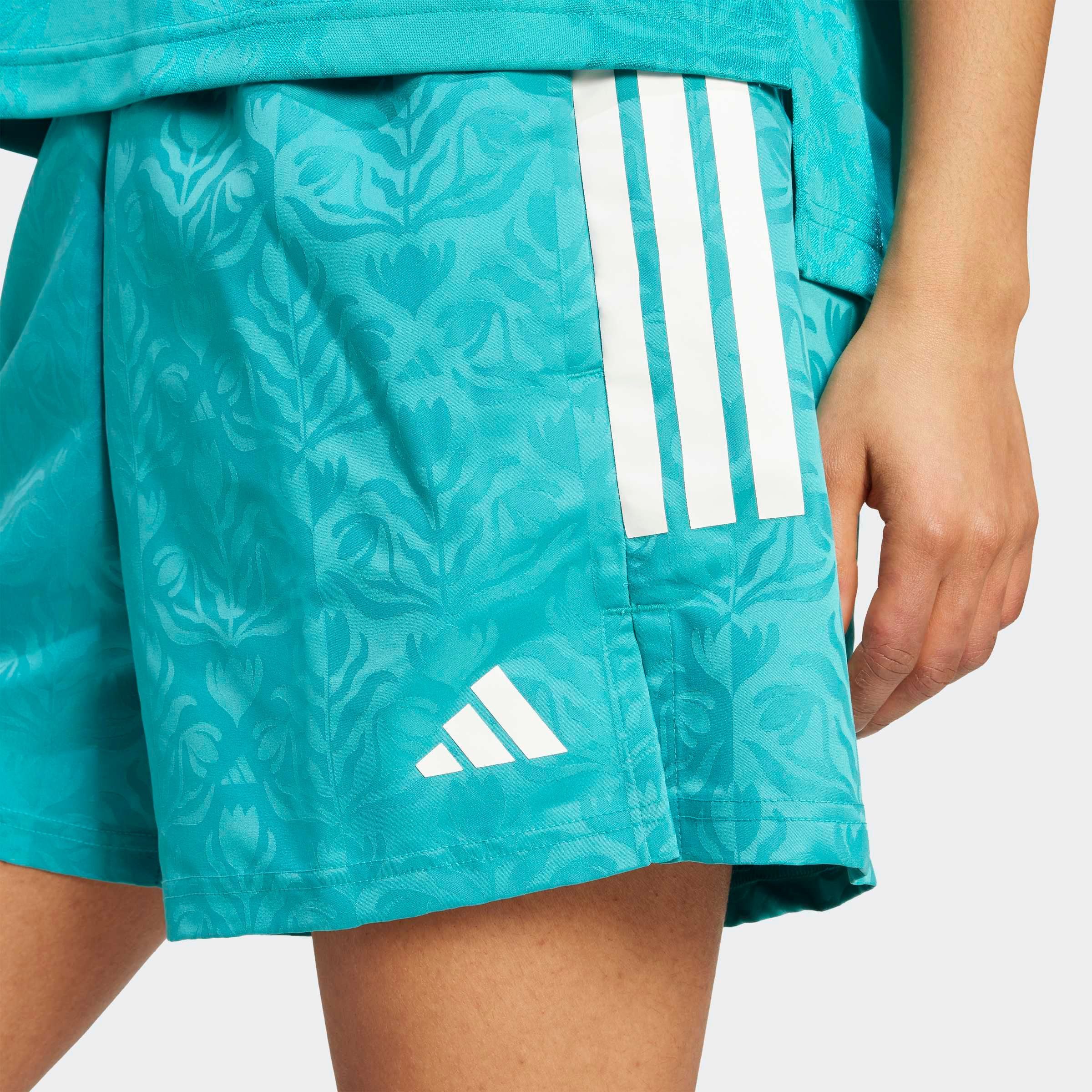 adidas Sportswear Shorts TIRO X COMMON GOAL GEWEBTE lockere Passform, mit Kordelverschluss, aus weichem Material