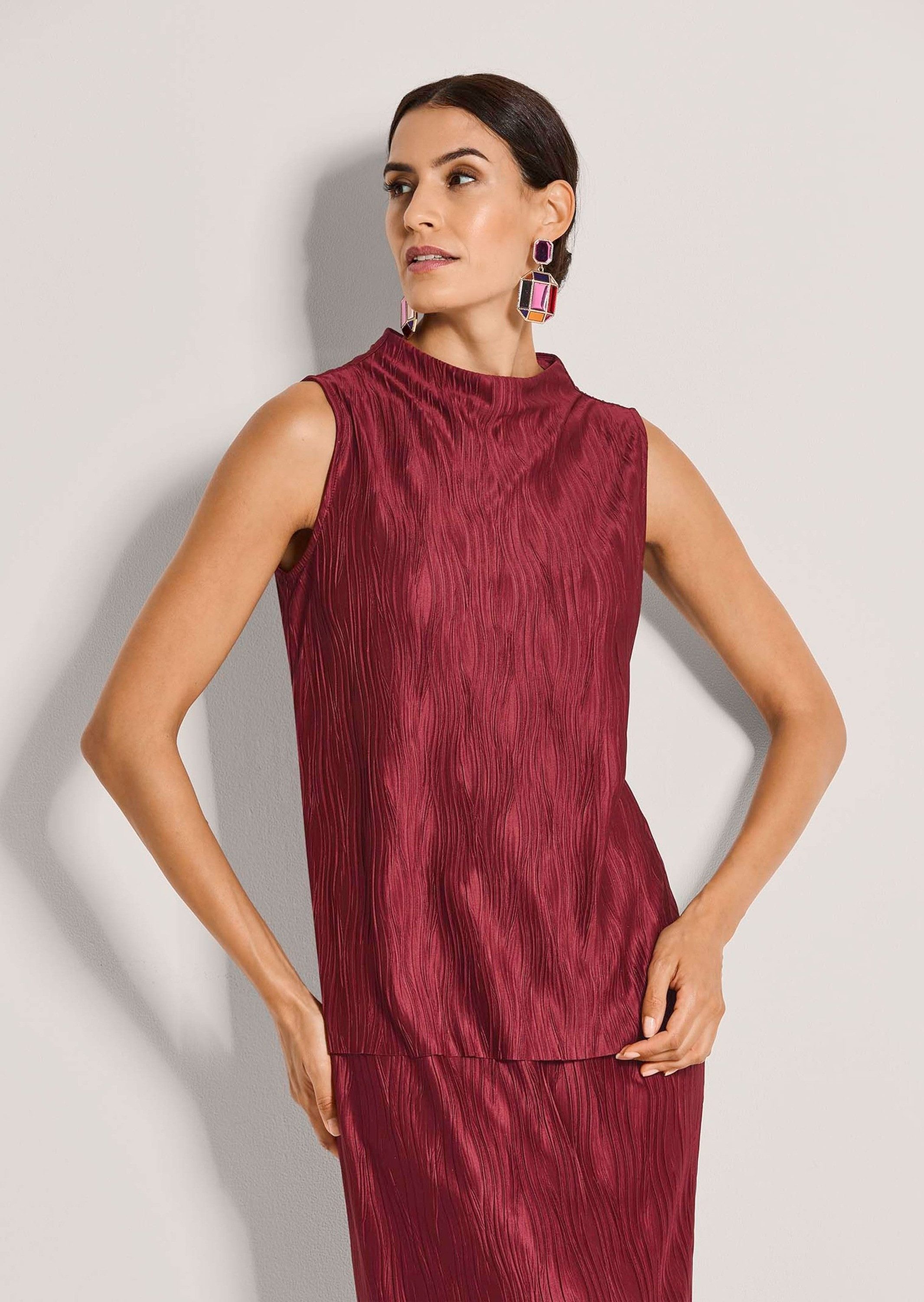 MADELEINE Kurzarmshirt Kurzarm-Bluse mit Stehkragen, strukturiert Elegantes, minimalistisches Oberteil ohne Arm