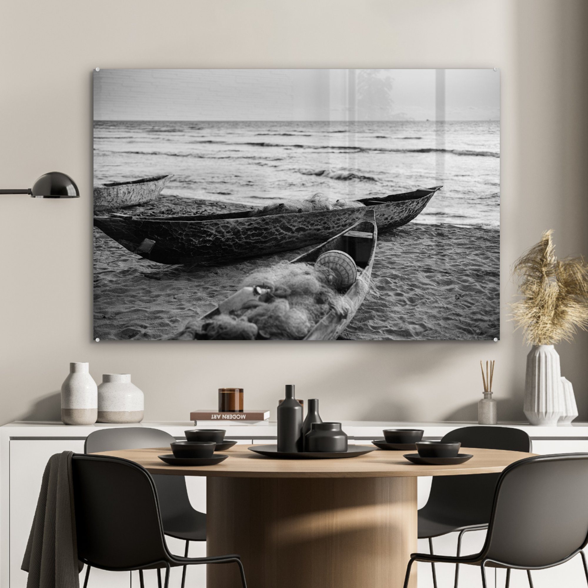 MuchoWow Acrylglasbild Boote am Strand weiß, (1 - St), Schlafzimmer Acrylglasbilder & und Wohnzimmer schwarz