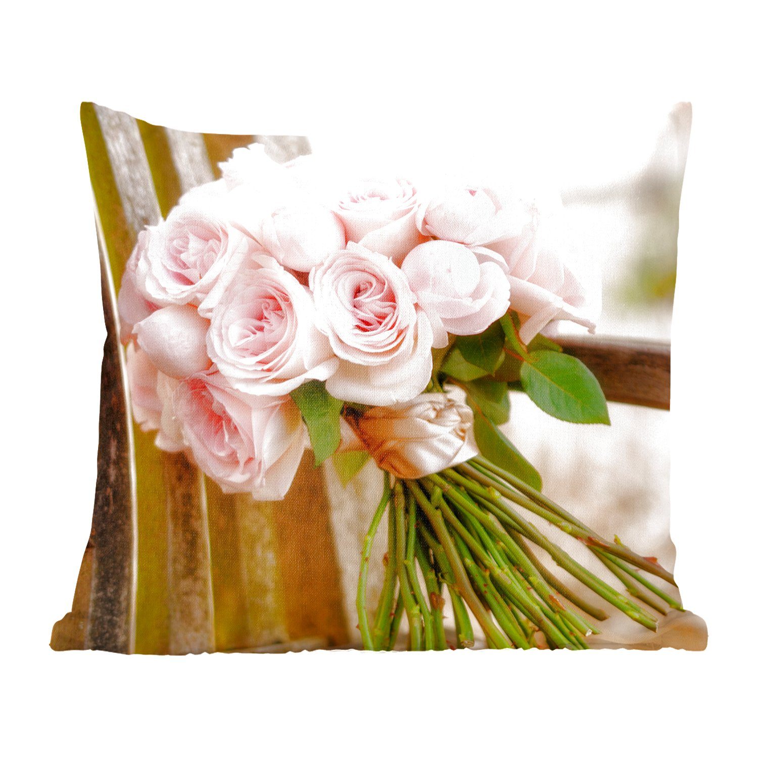 MuchoWow Dekokissen Ein Blumenstrauß aus rosa Rosen auf einer Holzbank, Zierkissen mit Füllung für Wohzimmer, Schlafzimmer, Deko, Sofakissen