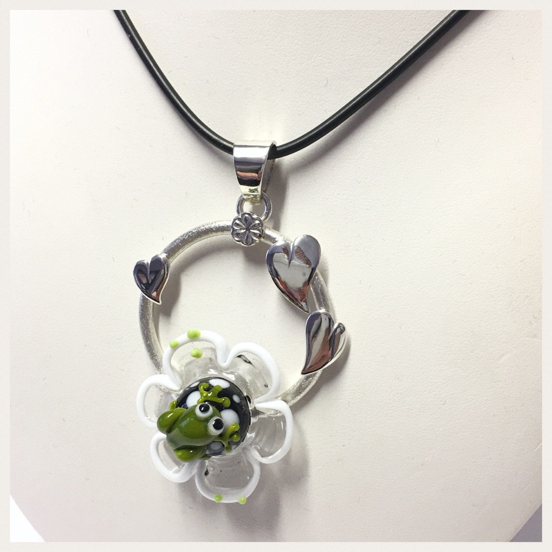 Edelschmiede925 Kettenanhänger Anhänger 925 Silber Glas Frosch auf Blüte - Unikat