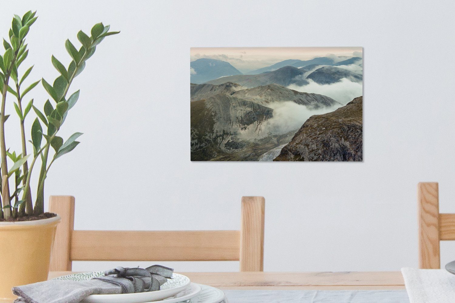 OneMillionCanvasses® Leinwandbild Wolkendecke 30x20 Leinwandbilder, Aufhängefertig, St), Weg Ben (1 dem auf cm Wandbild Schottland, in zum Nevis Wanddeko