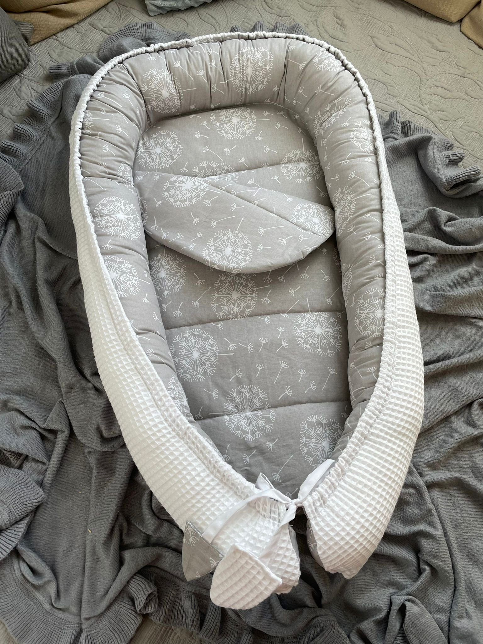 Loolay Bettnestchen WAFFELPIQUE Baumwolle BABYNEST Babykokon Neugeborene Babyausstattung, (Reisebett Nestchen SOLO/ o. in Geschenk SETS, 2-tlg., 4 Jahreszeiten WAFFELSTOFF - Design: Pustelblume Grau/ WAFFEL Weiß), 100% Europäische Stoffe und Kleinserien-Nähen!