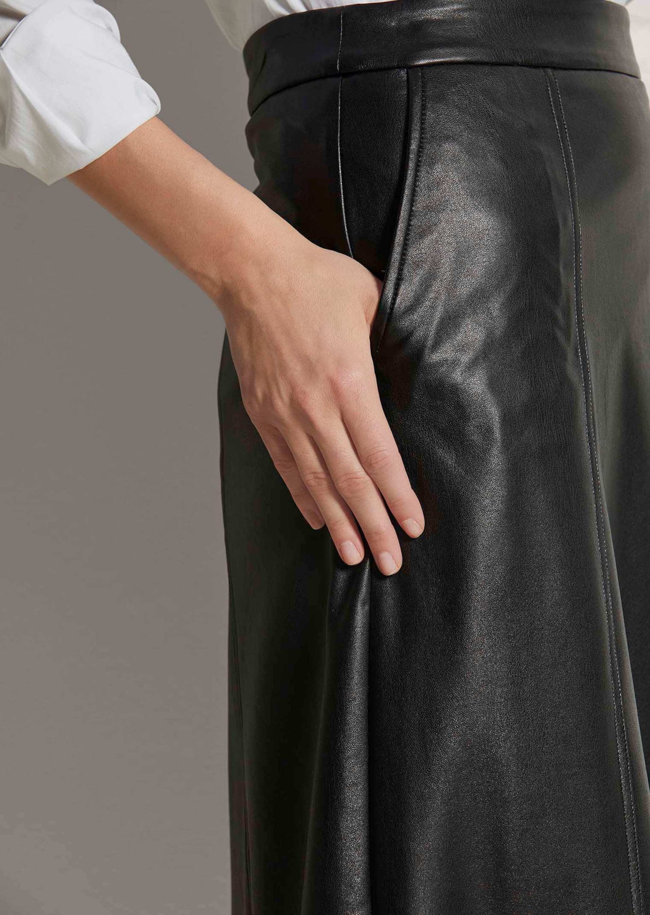 MADELEINE Maxirock Leder-Look Midi-Rock mit Reißverschluss Unifarbenes Design mit praktischem rückseitigem Zipper – Bild 4 von 5