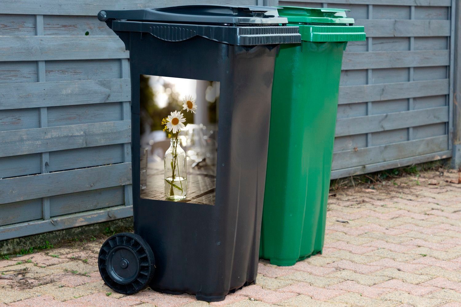 in Sticker, Glasvase Container, Wandsticker St), Abfalbehälter Mülleimer-aufkleber, MuchoWow einer Mülltonne, (1 Gänseblümchen