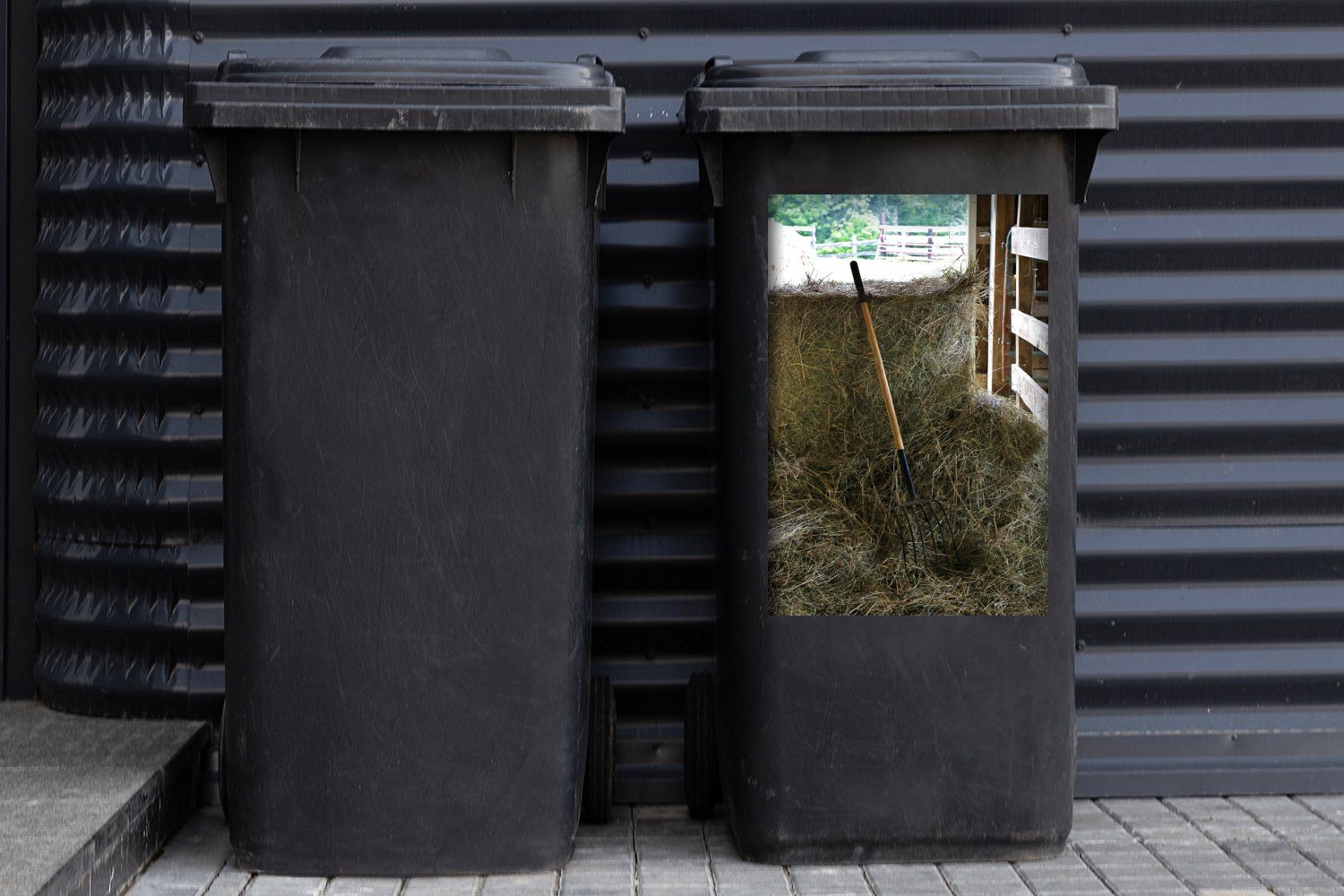 MuchoWow Wandsticker Eine Mülltonne, in Container, Mülleimer-aufkleber, Abfalbehälter (1 Mistgabel St), Heuhaufen einem Sticker