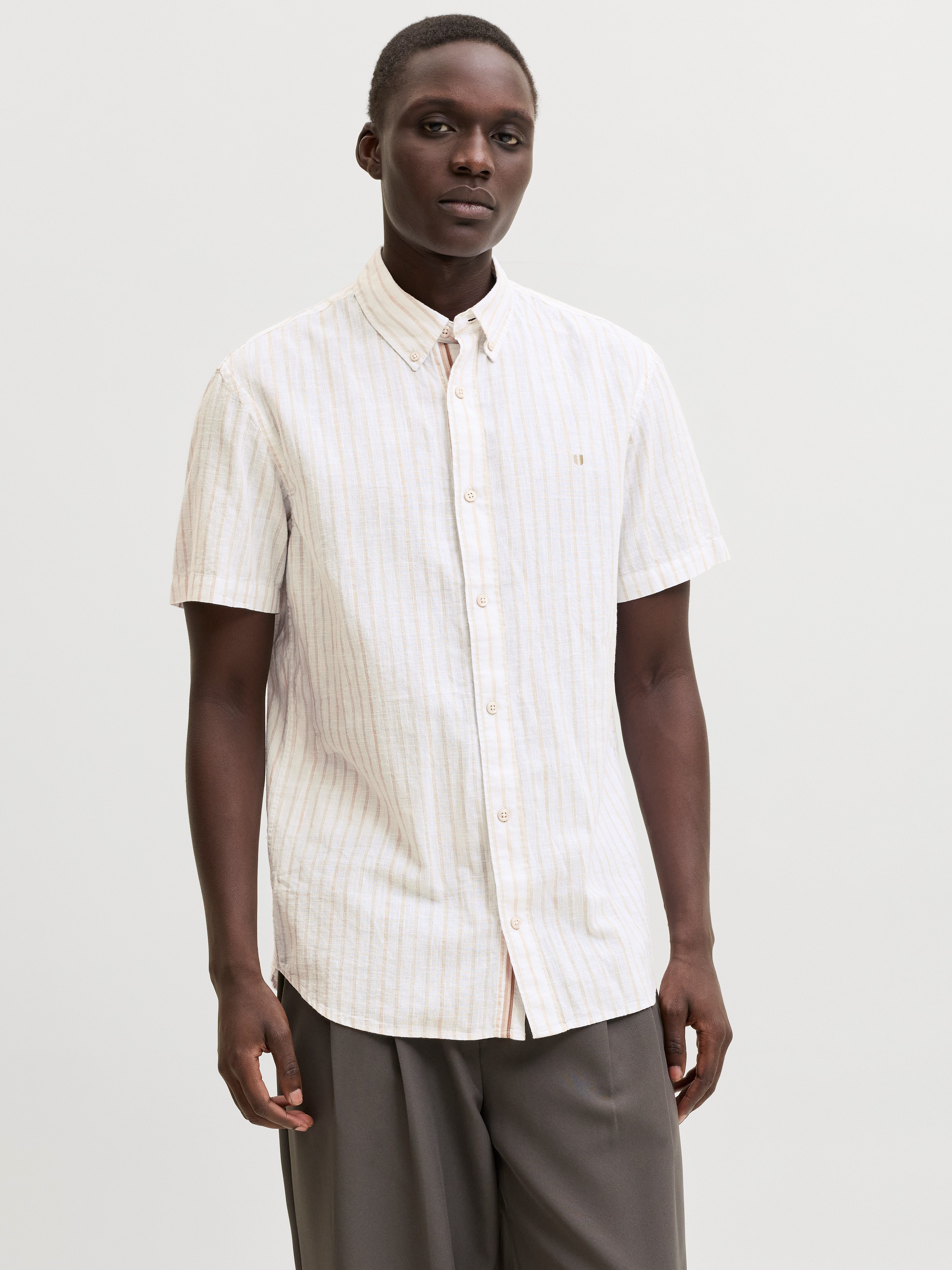Jack & Jones Kurzarmhemd JPRBLUSUMMER LIN. BL. SHIELD SS SHIRT SN mit Stickerei