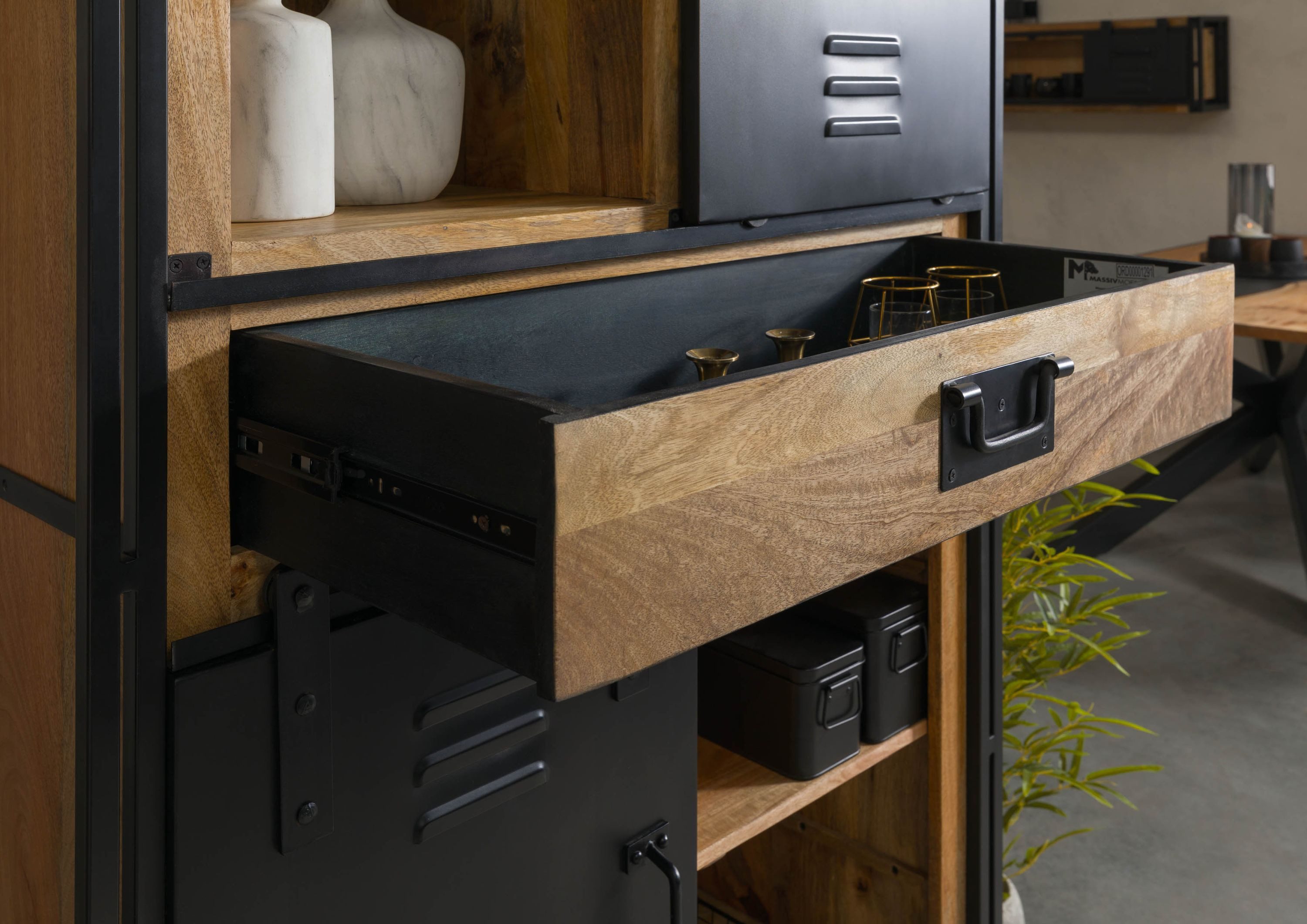 Massivmoebel24 Dreh-/Schwebetürenschrank (Mango 105x45x195 natur lackiert / Metall schwarz BLACKBURN #105) Mango 105x45x195 natur lackiert / Metall schwarz BLACKBURN #105